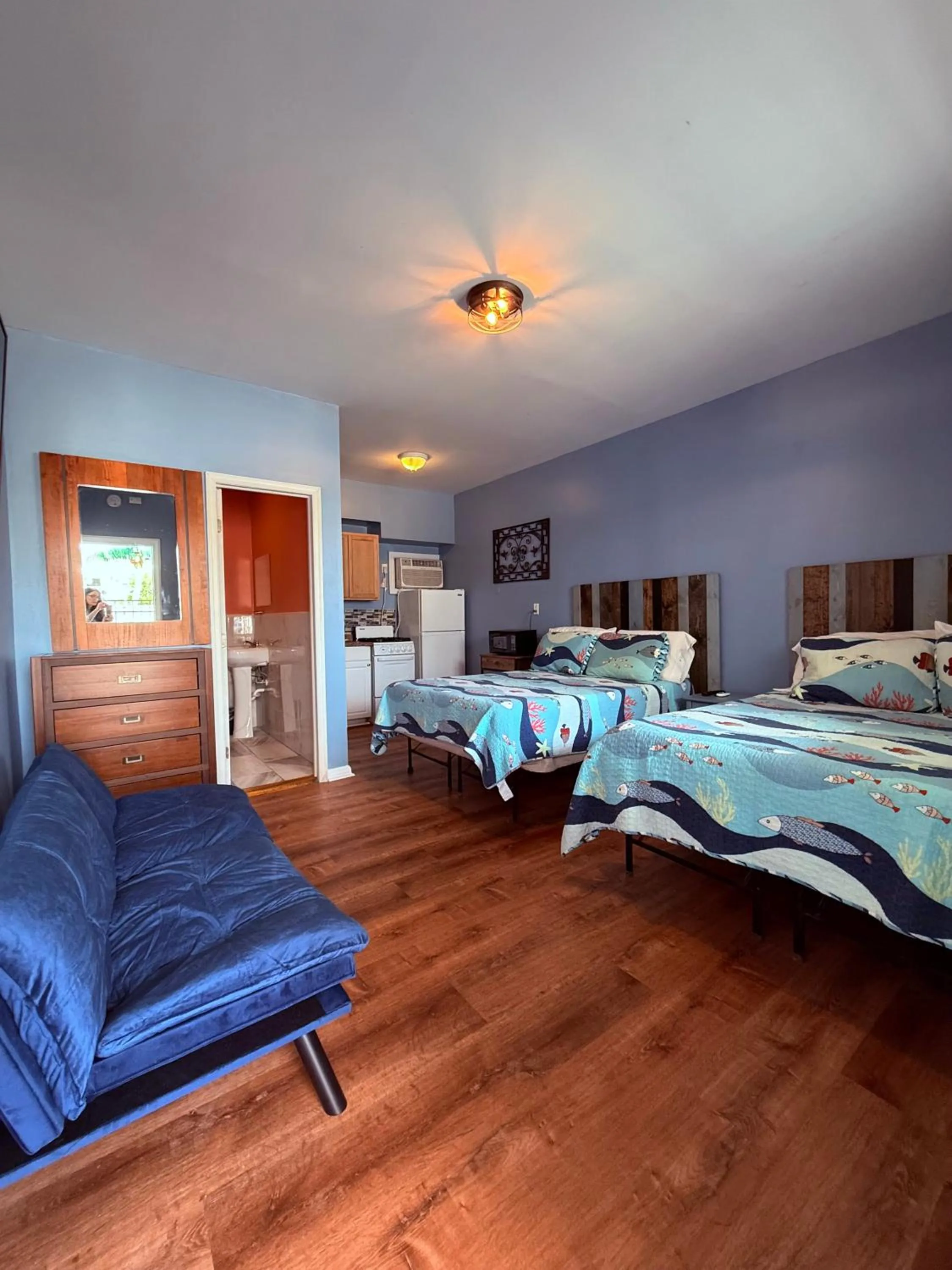 Photo of the whole room, Bed in Twilight Motel