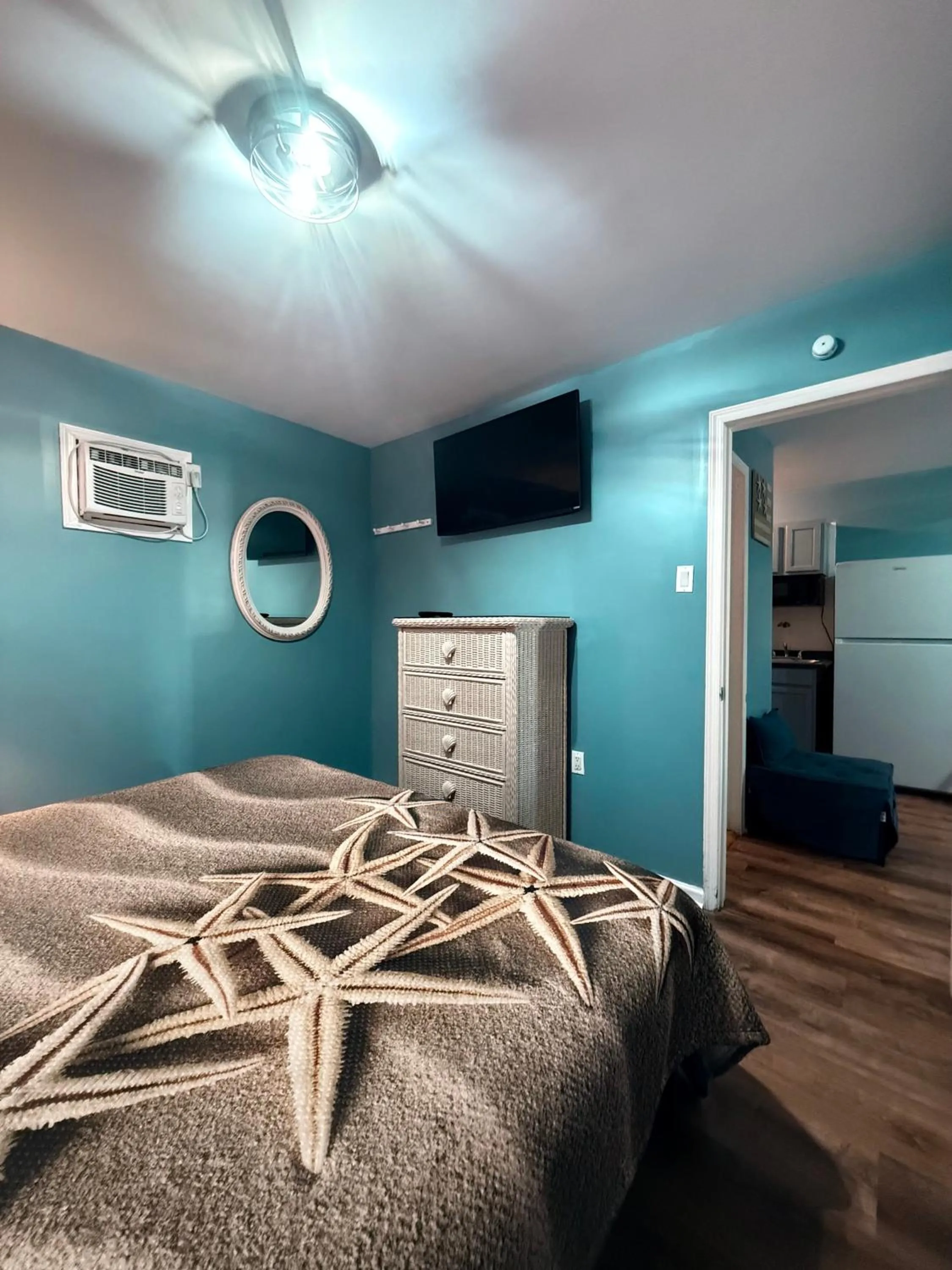 Bedroom, Bed in Twilight Motel