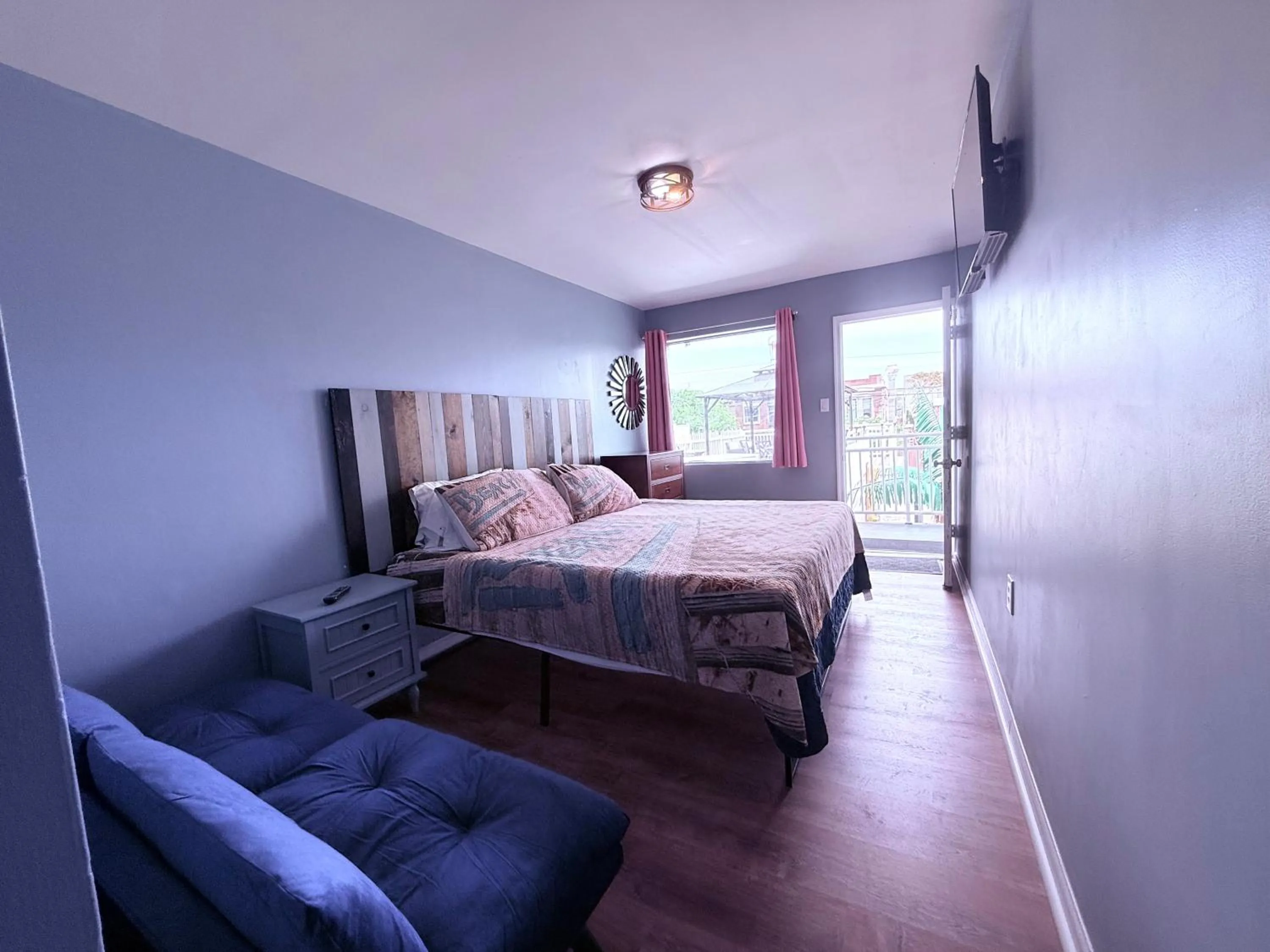 Photo of the whole room, Bed in Twilight Motel