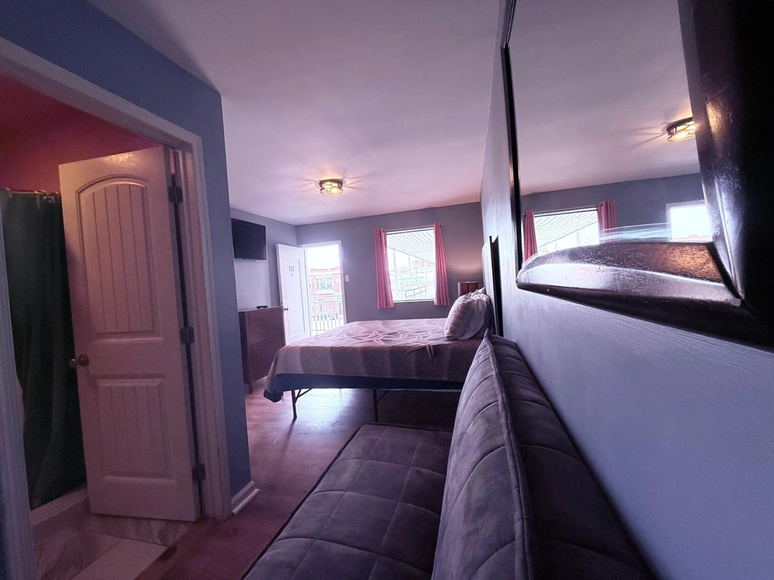 Photo of the whole room, Bed in Twilight Motel