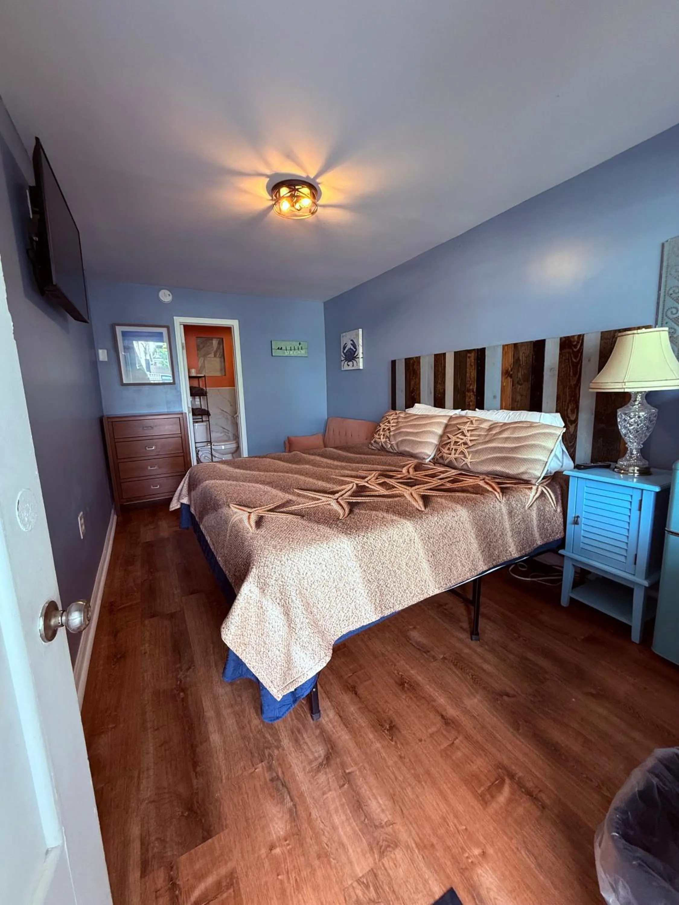 Photo of the whole room, Bed in Twilight Motel