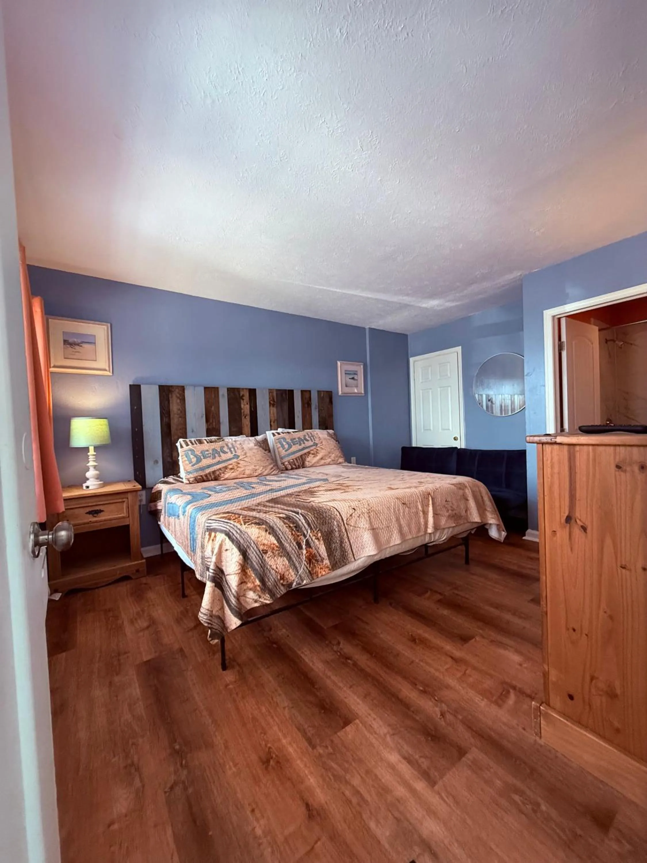 Photo of the whole room, Bed in Twilight Motel