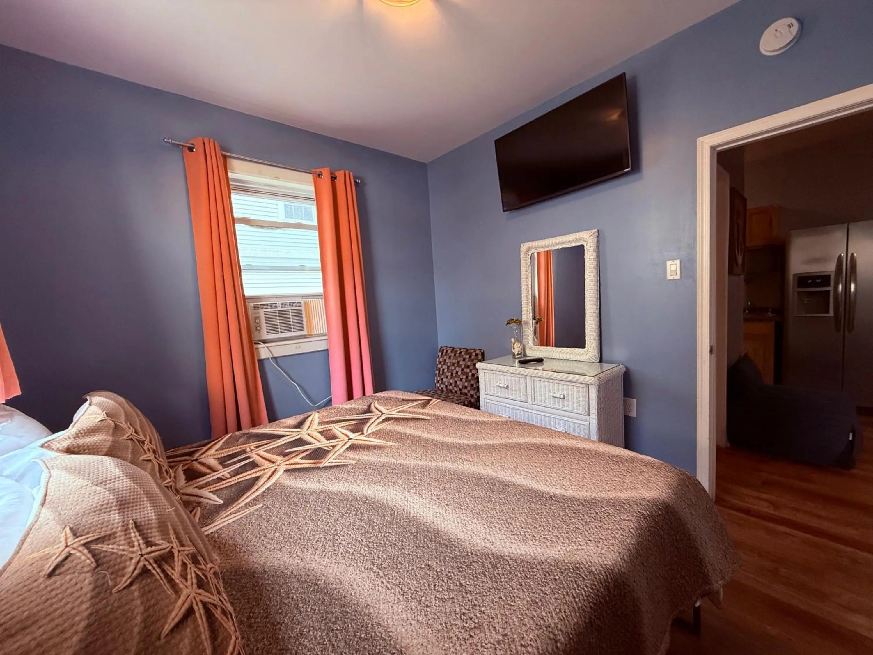 Bedroom, Bed in Twilight Motel