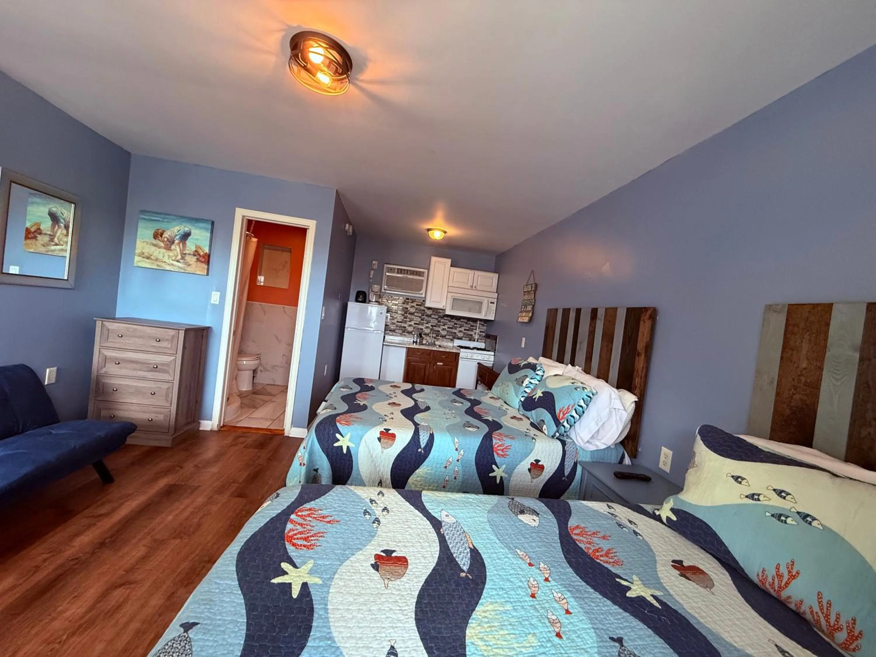 Photo of the whole room, Bed in Twilight Motel