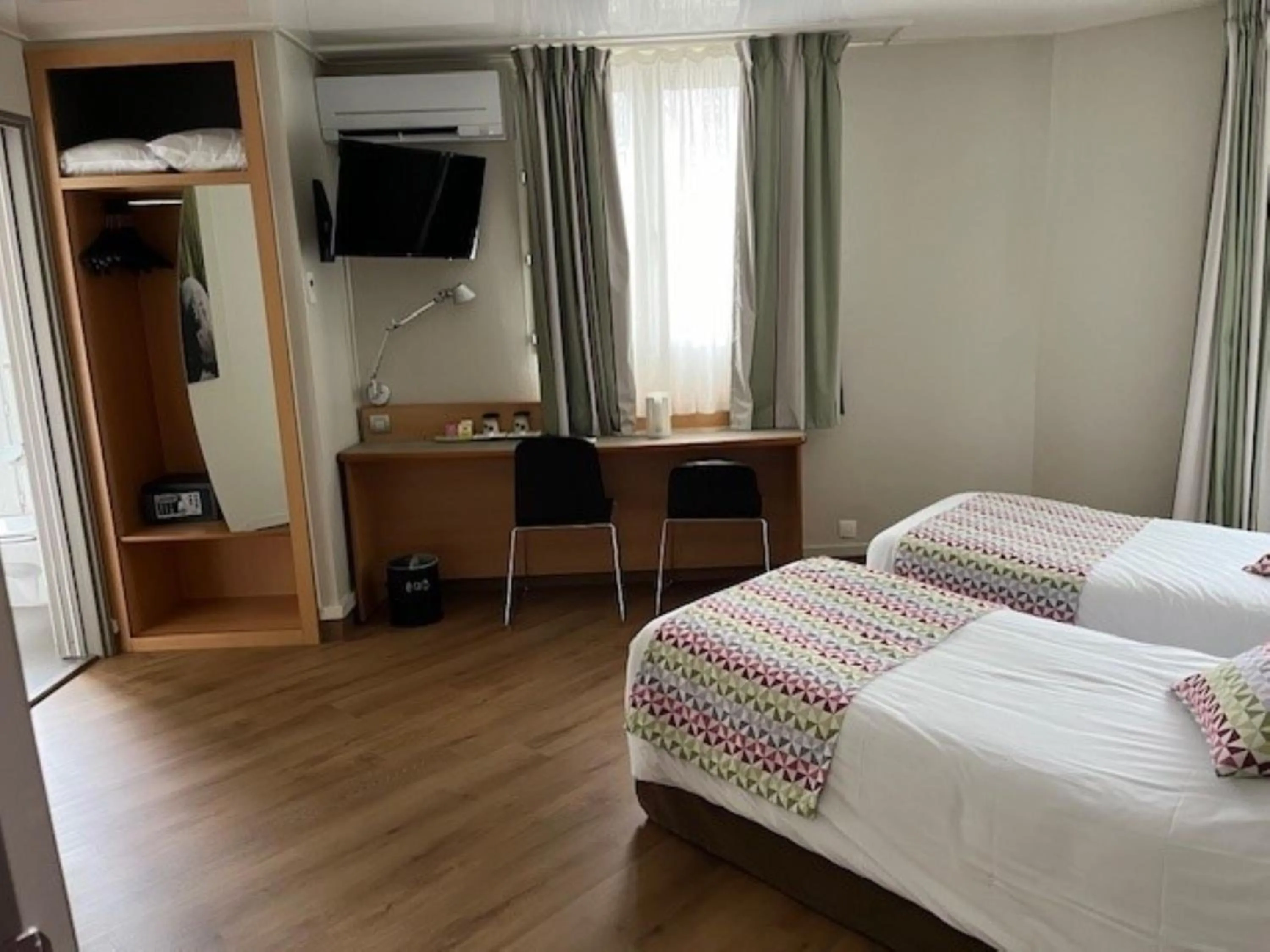 Bed in Campanile Paris 14 - Maine Montparnasse