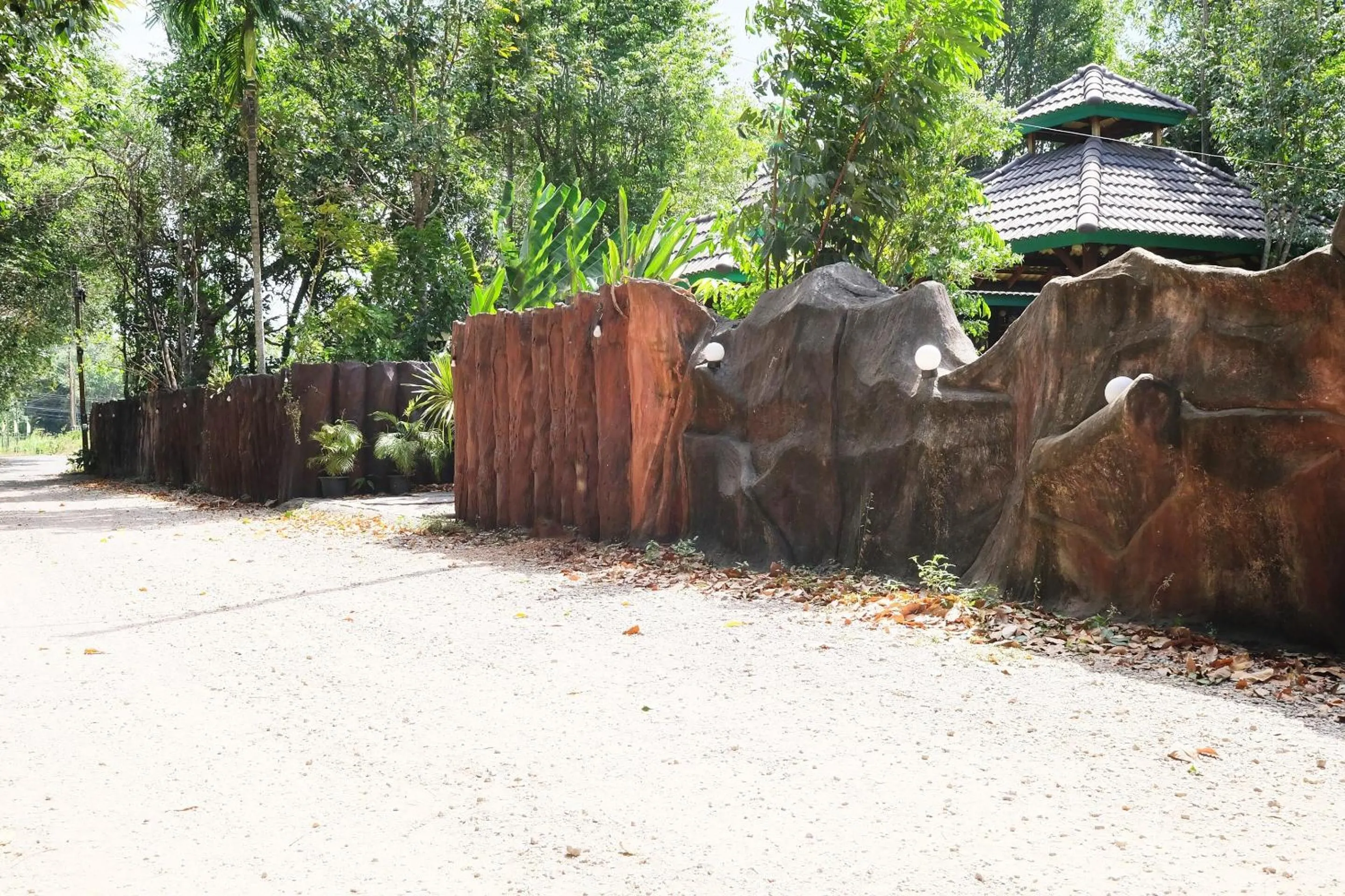 Facade/entrance in OYO 604 Ruen Mai Horm Resort