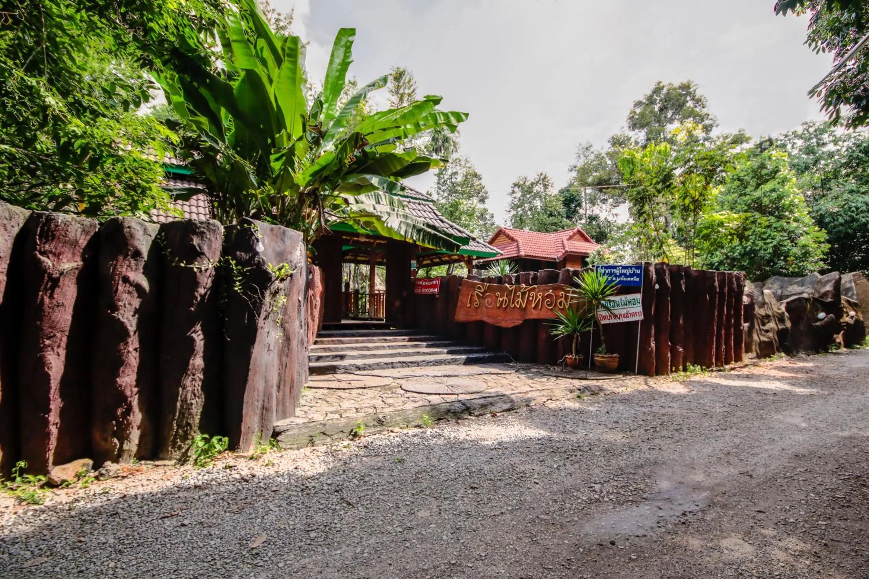 Facade/entrance in OYO 604 Ruen Mai Horm Resort