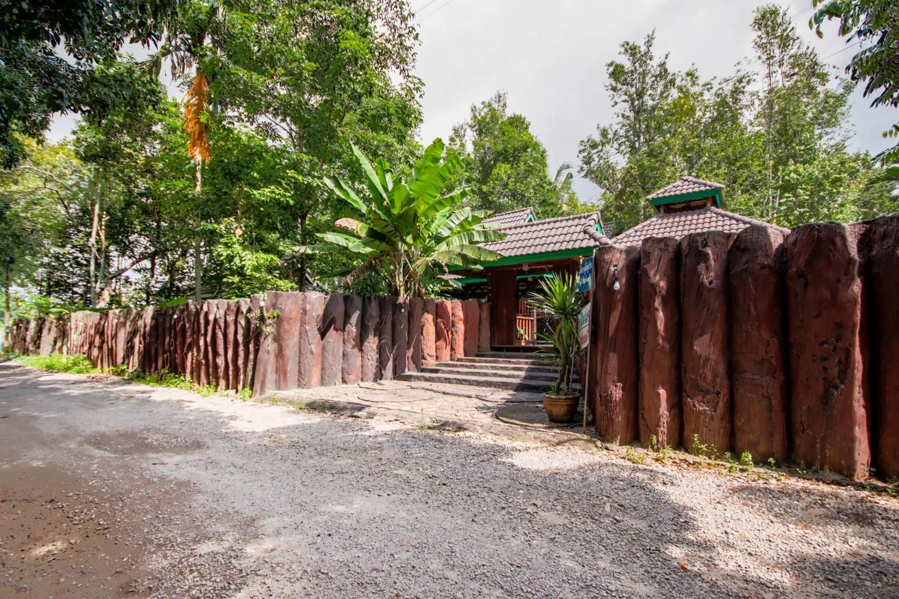 Facade/entrance in OYO 604 Ruen Mai Horm Resort
