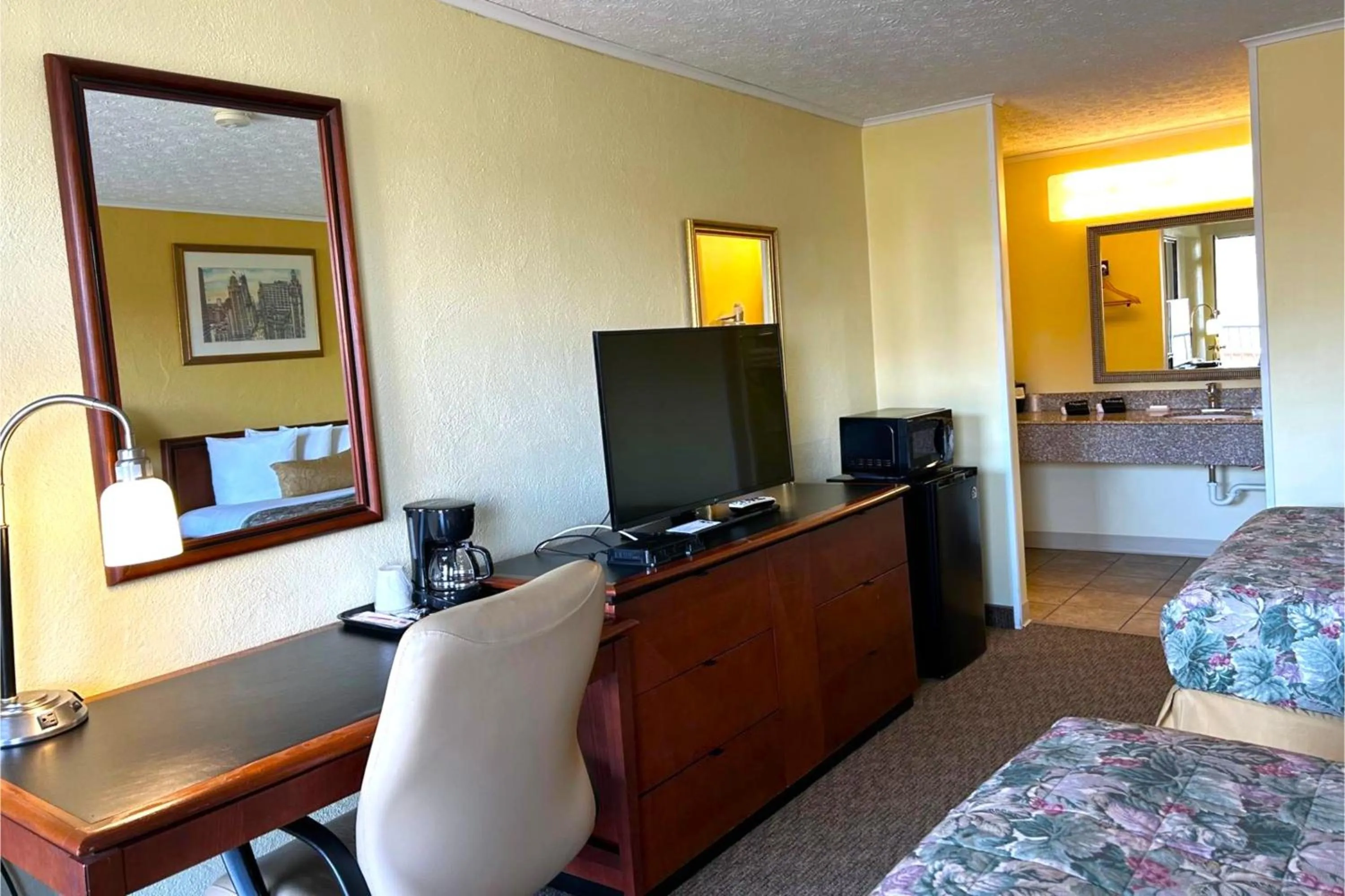 Bedroom, Bed in Lake Logan Inn Capital O Ohio