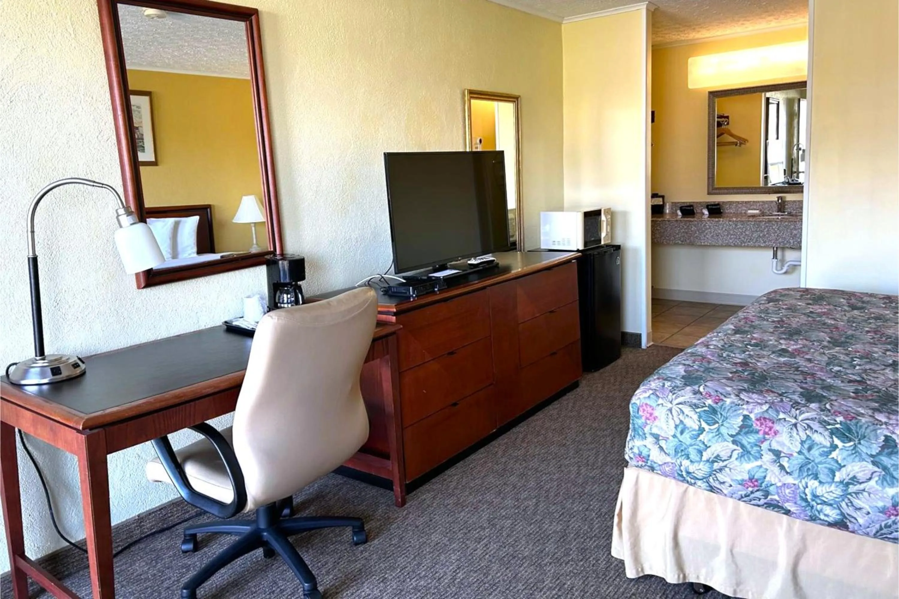 Bedroom, Bed in Lake Logan Inn Capital O Ohio