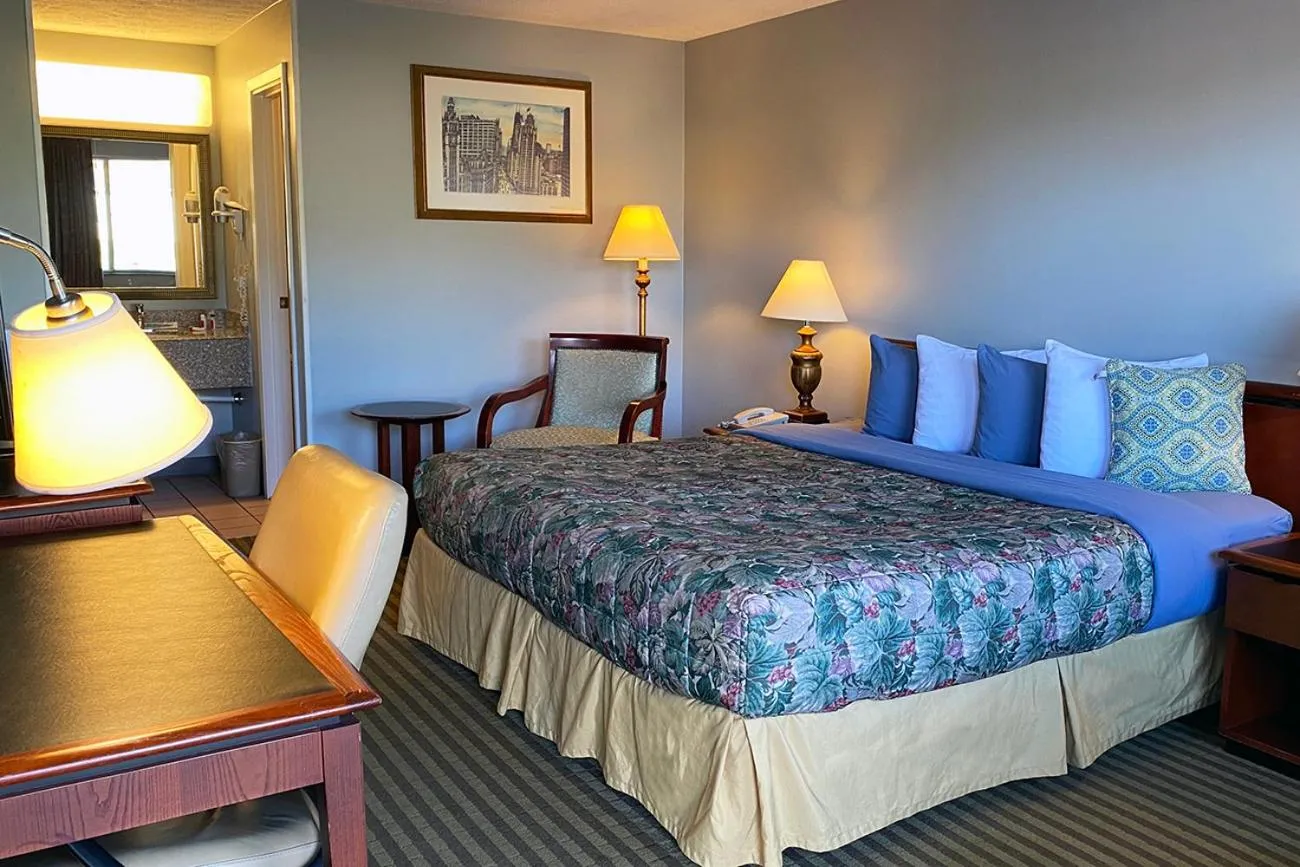 Photo of the whole room, Bed in Budget Inn