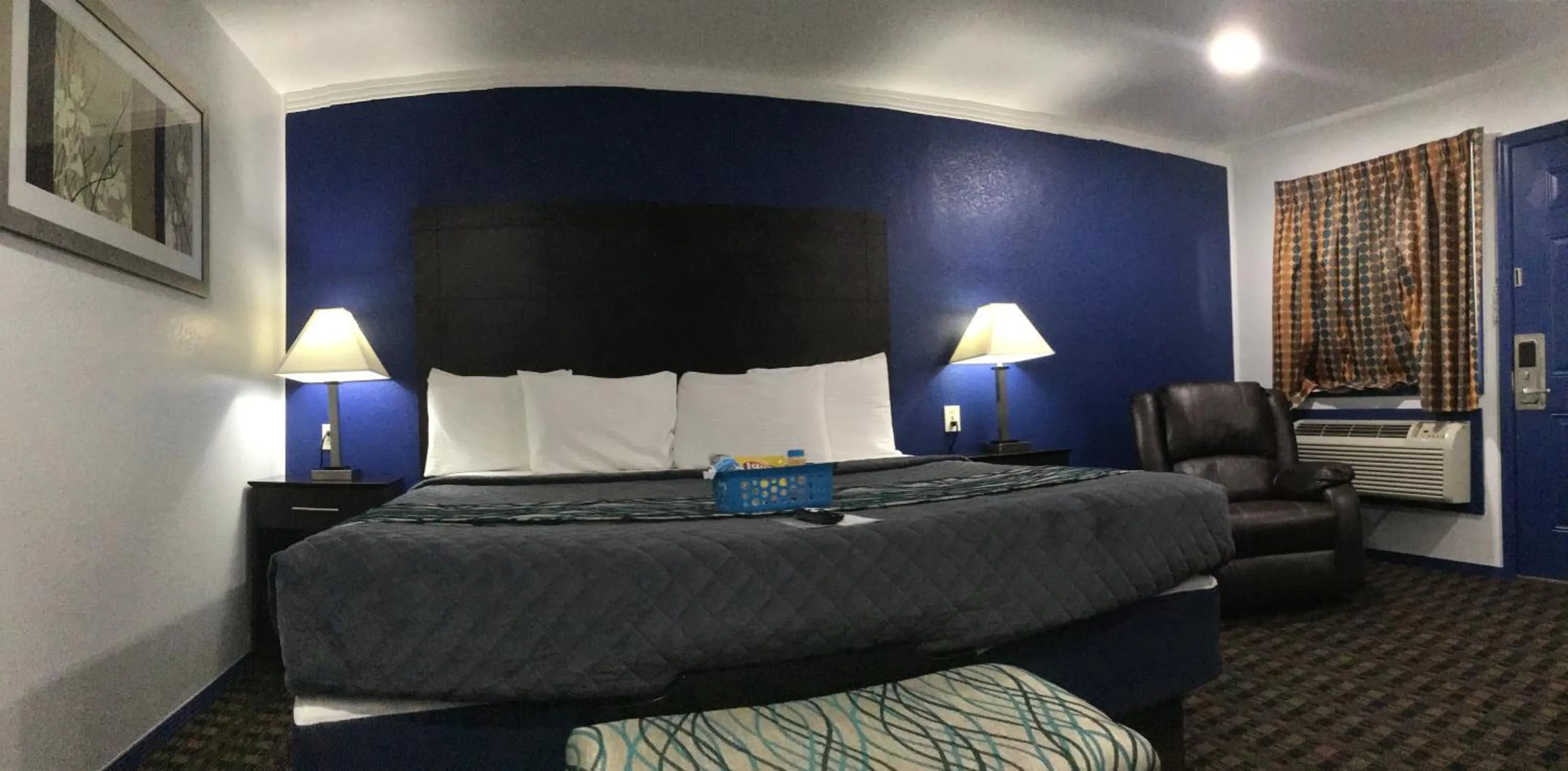 Bed in Budget Inn & Suites