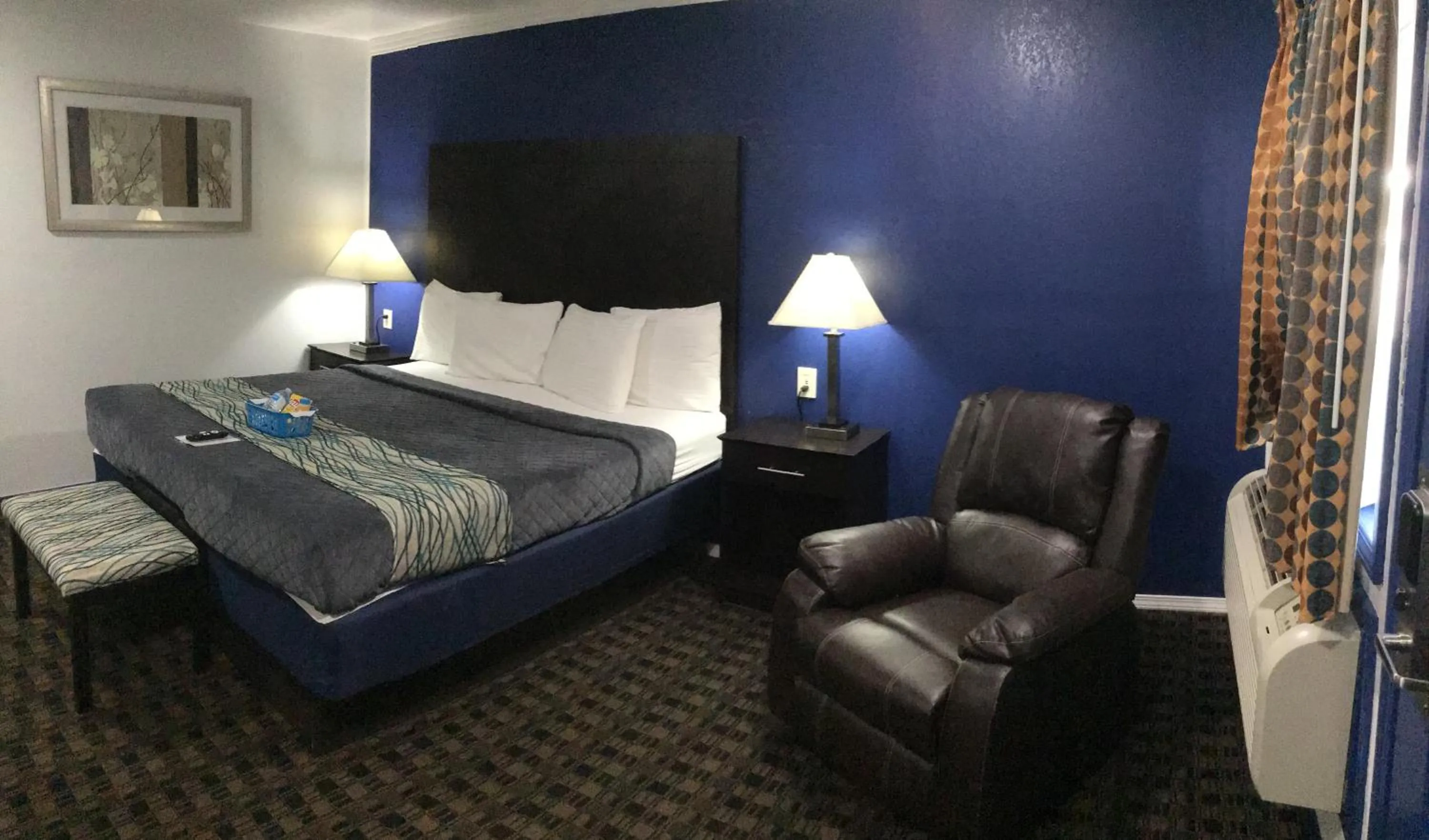 Facade/entrance, Bed in Budget Inn & Suites