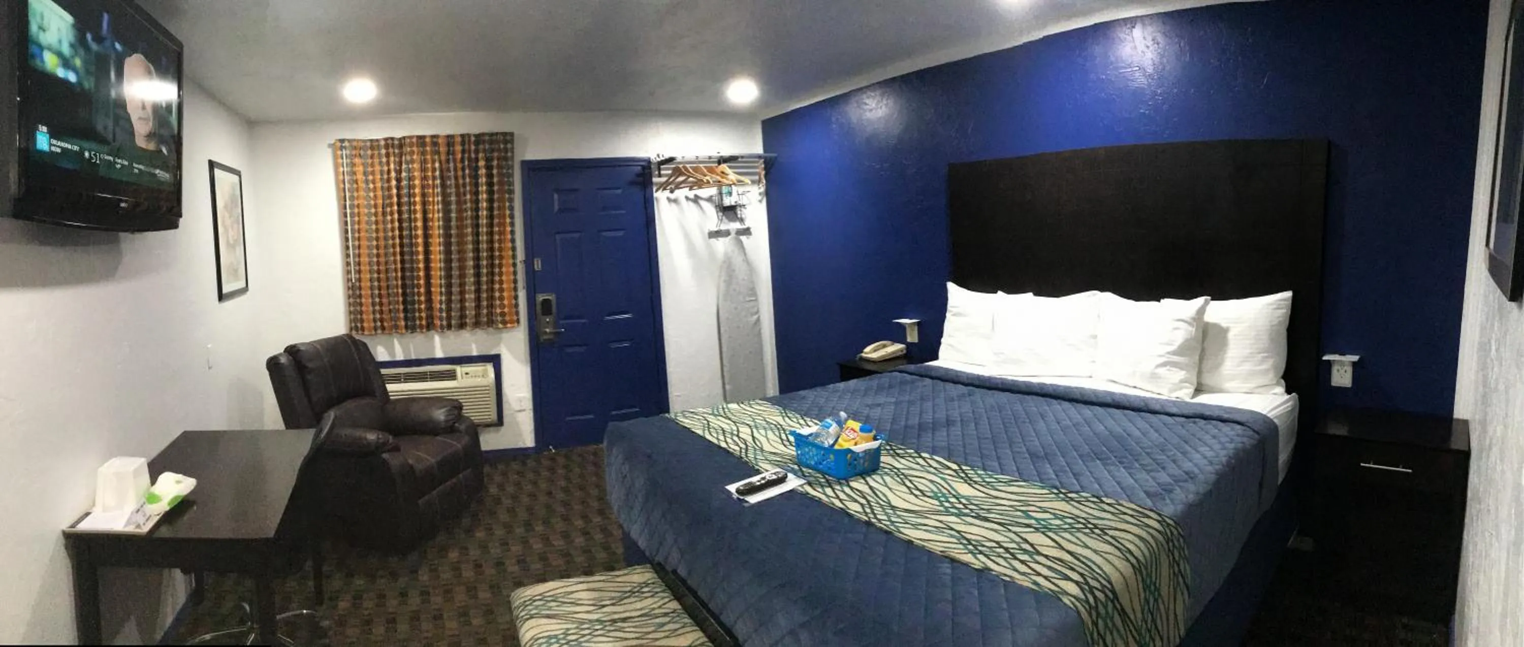 Bed in Budget Inn & Suites