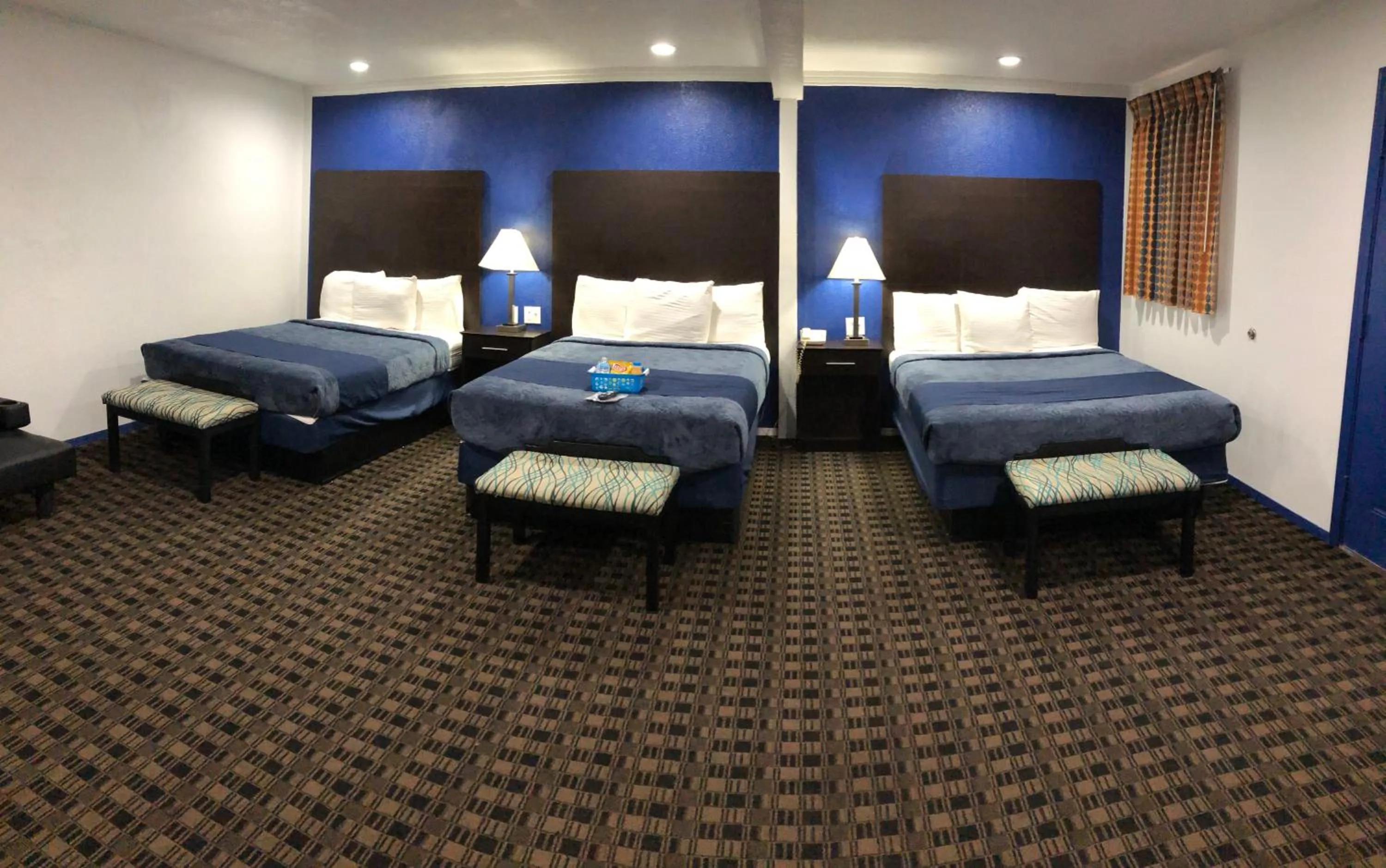 Bed in Budget Inn & Suites