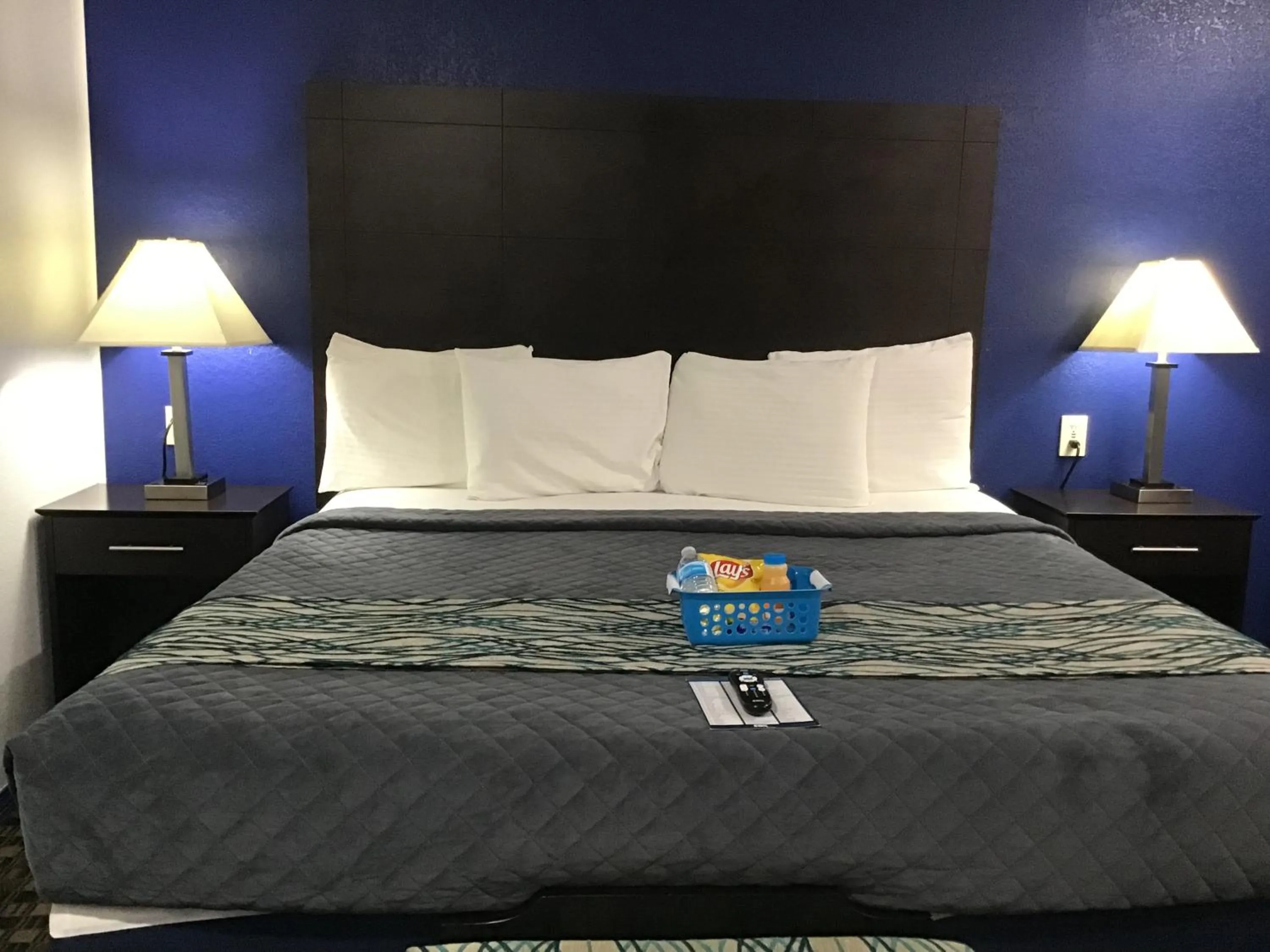 Bed in Budget Inn & Suites