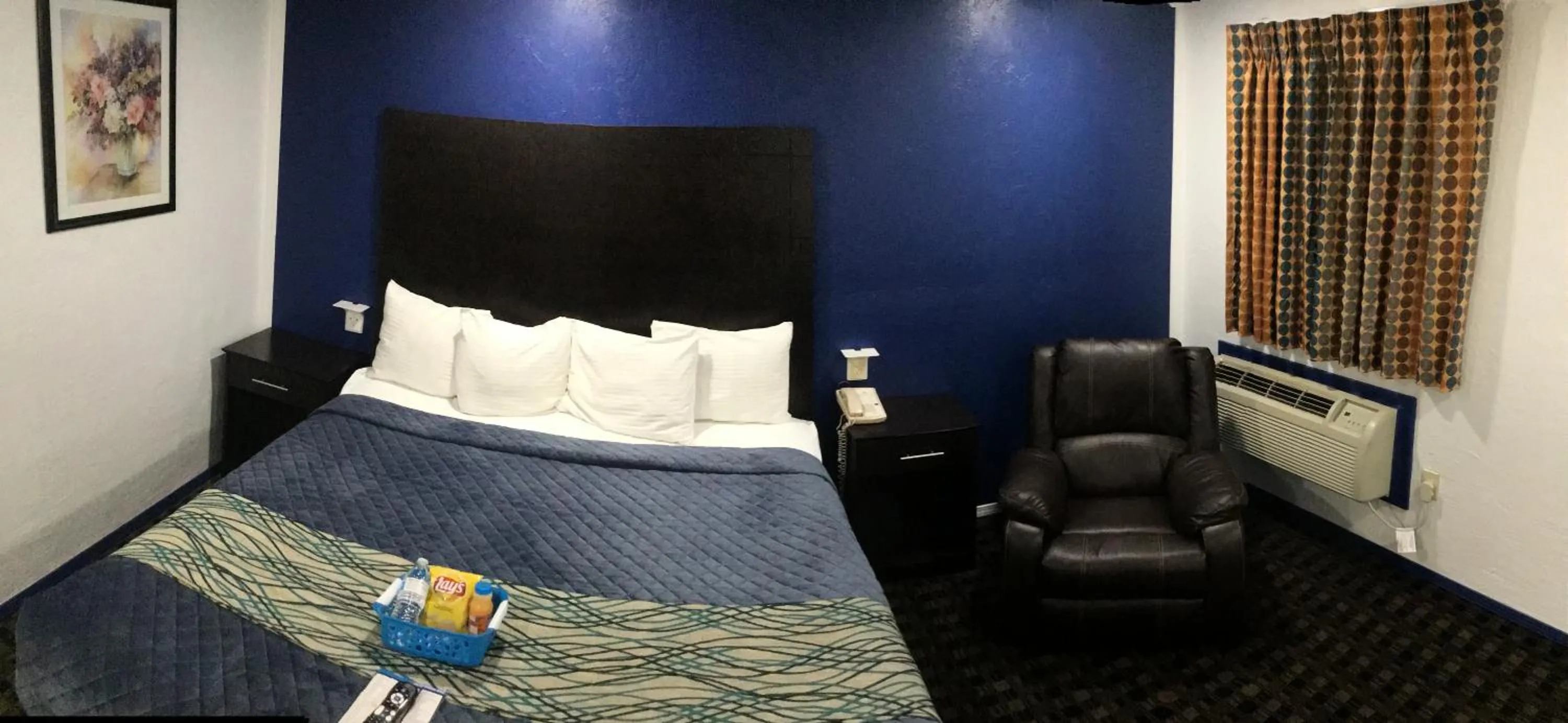 Bed in Budget Inn & Suites