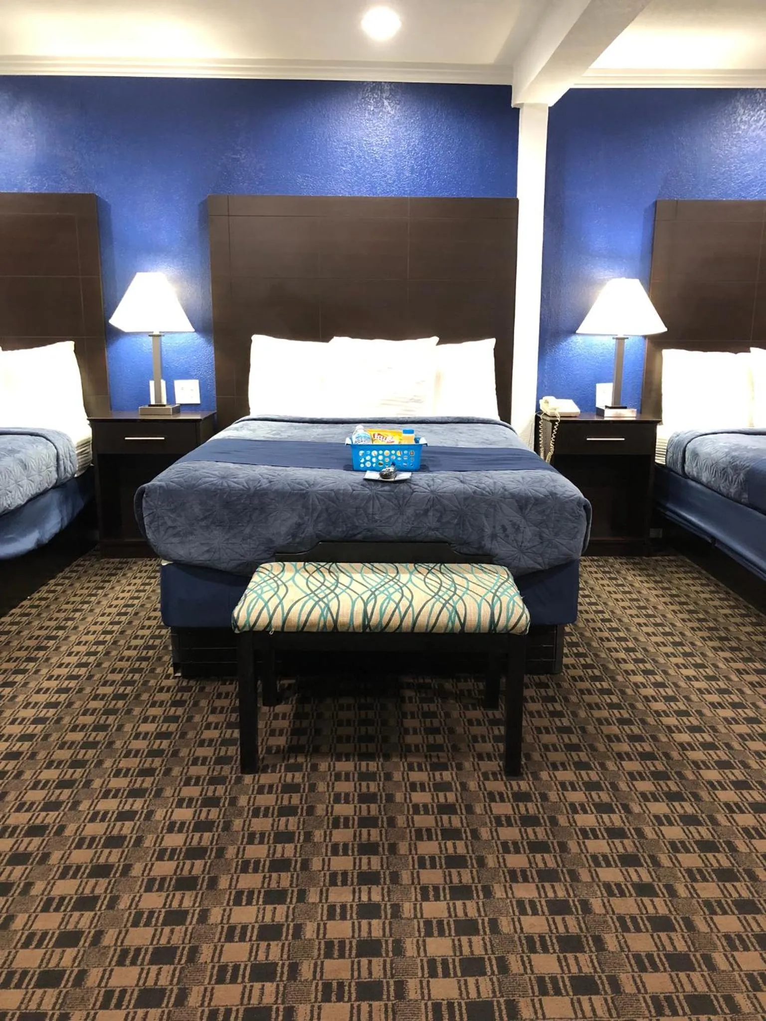 Bed in Budget Inn & Suites
