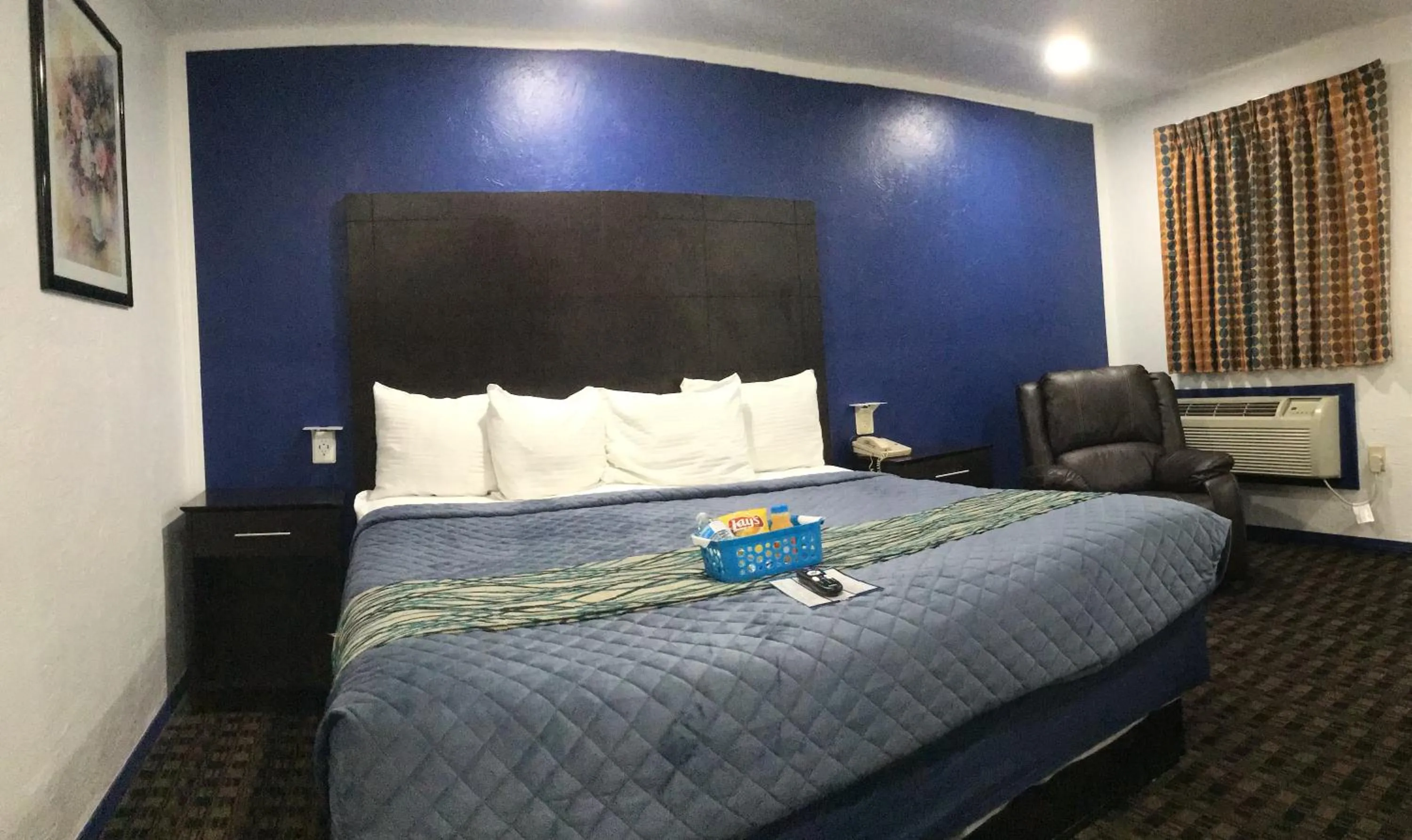 Bed in Budget Inn & Suites