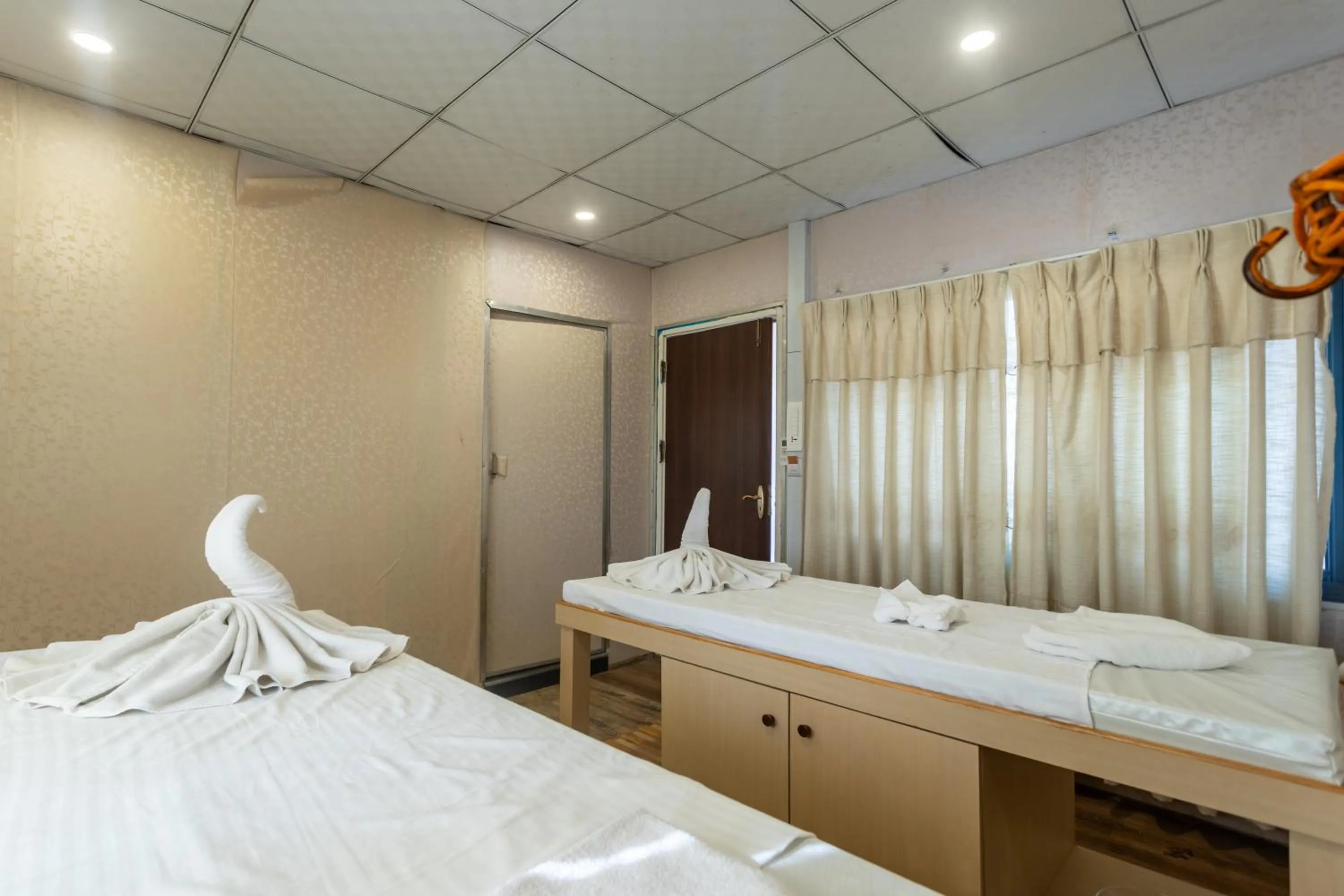 Spa and wellness centre/facilities, Bed in Hotel Sarathi