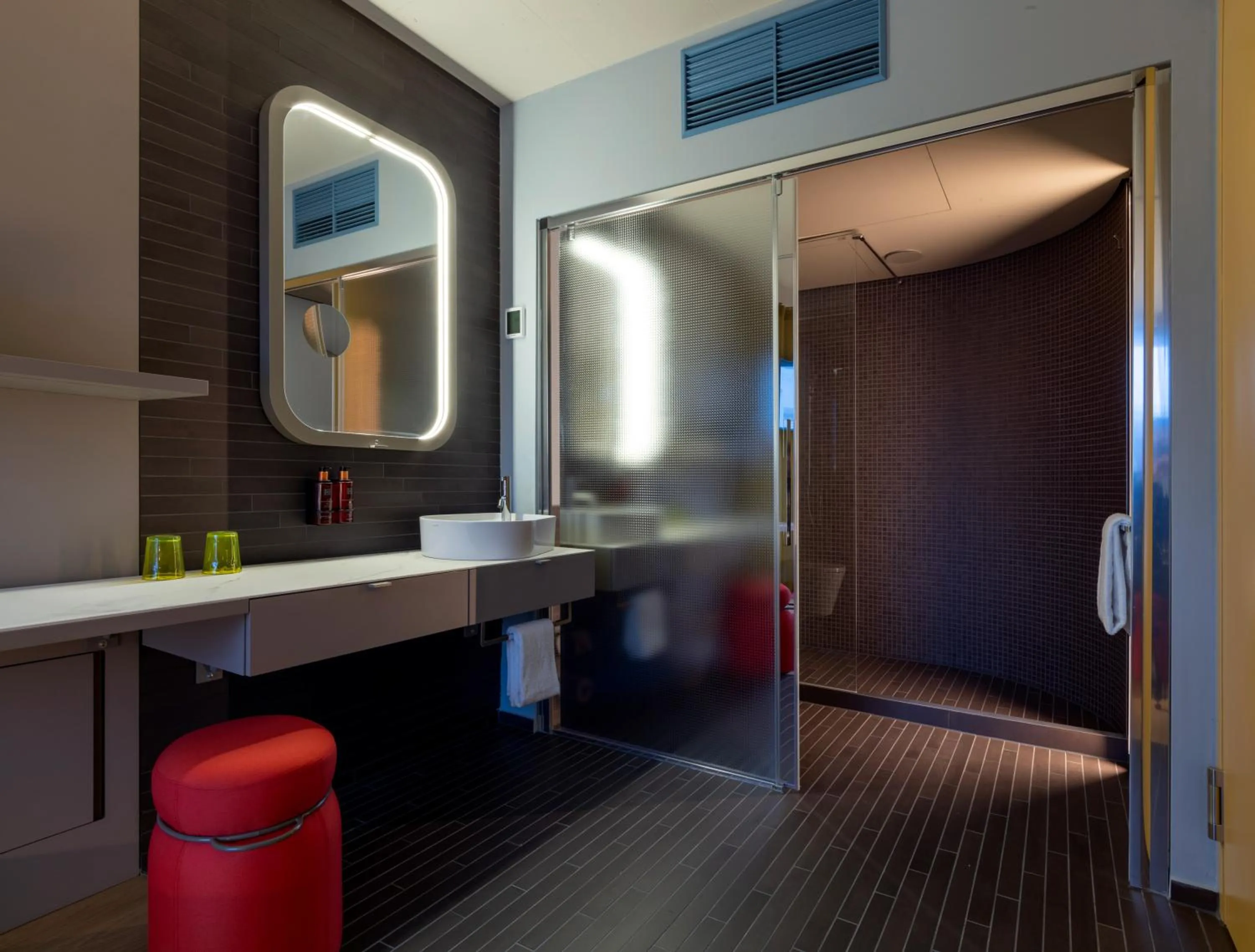 Shower in b'mine hotel Düsseldorf