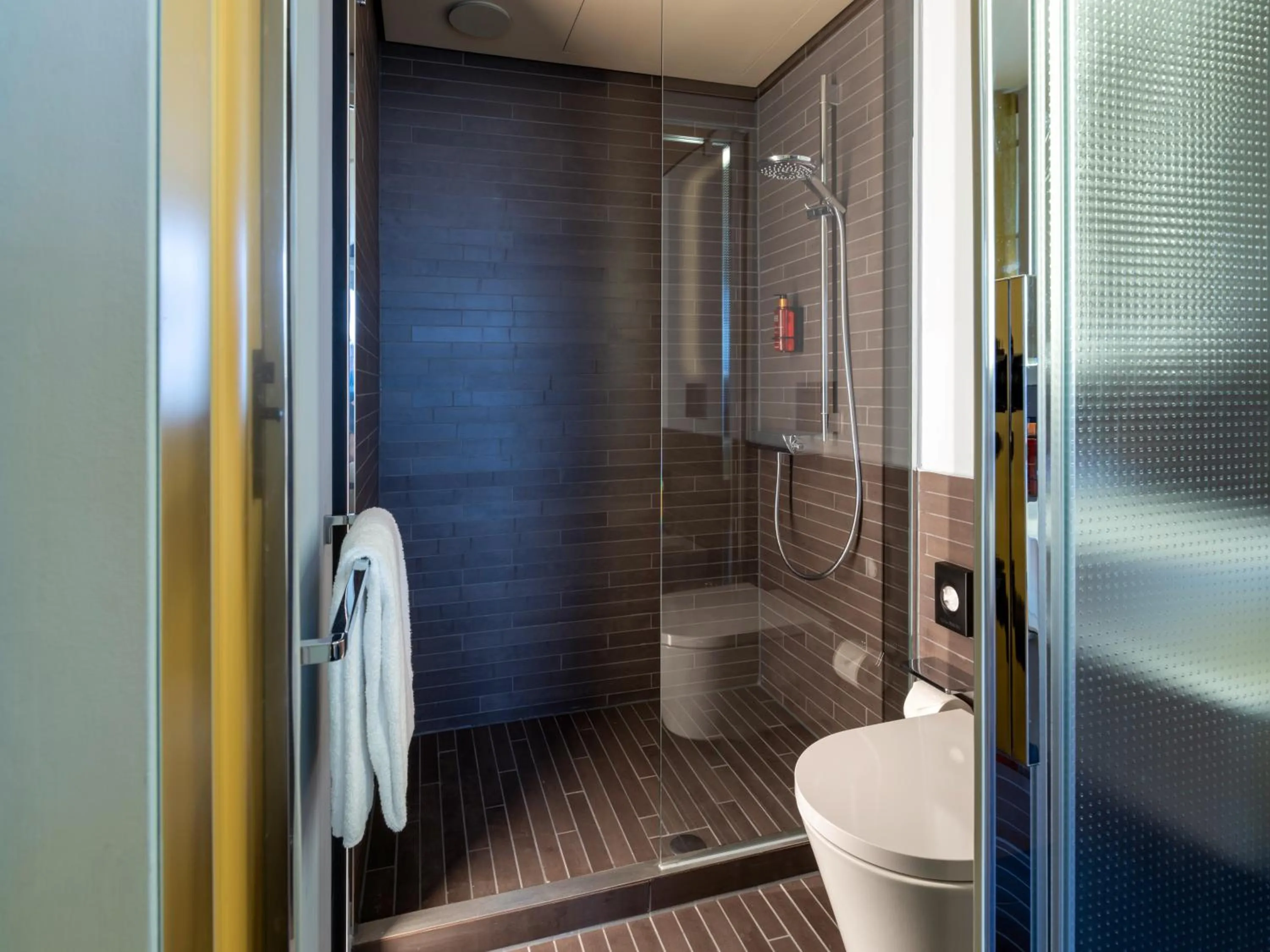 Shower in b'mine hotel Düsseldorf