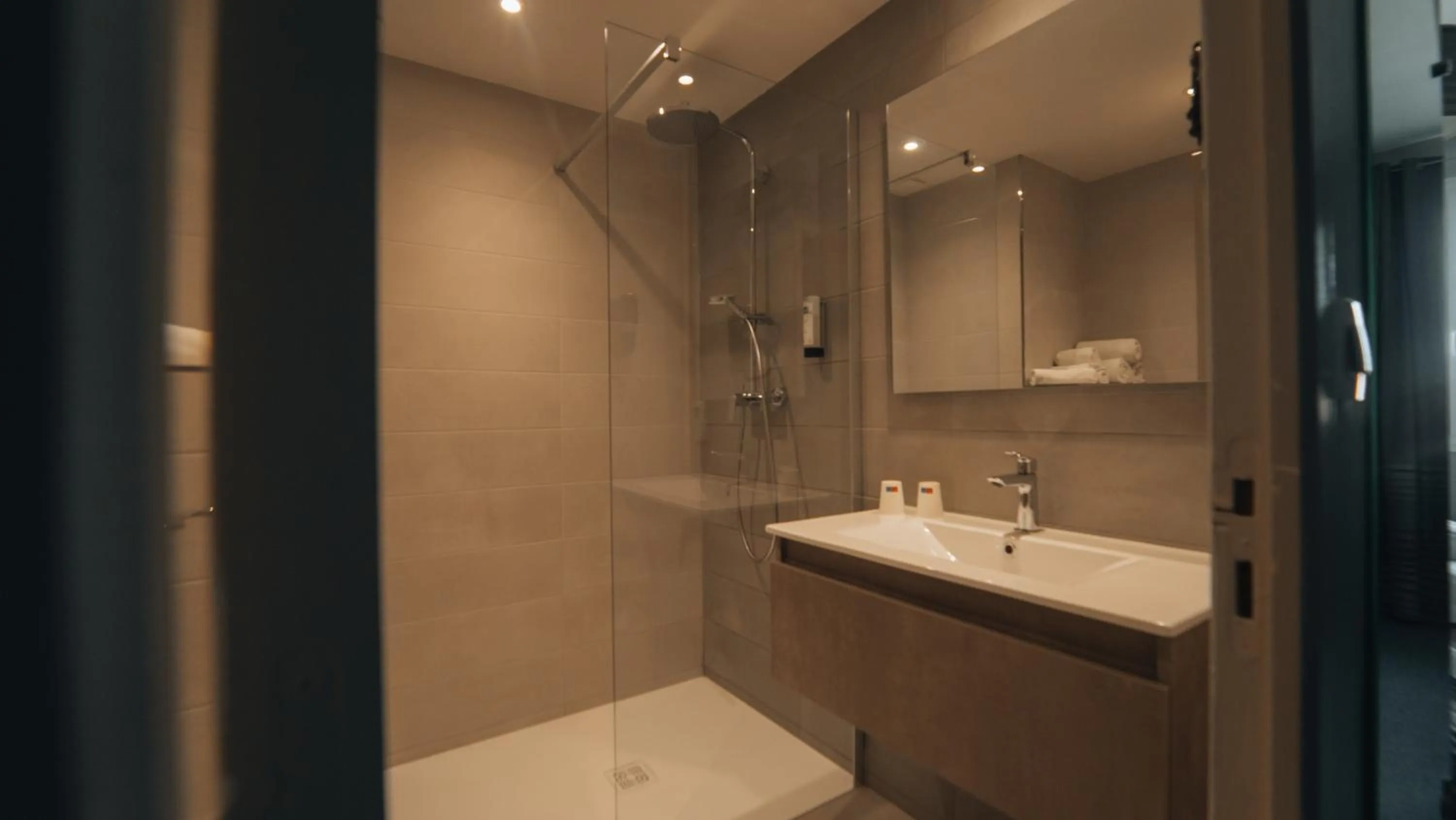 Shower in Hôtel Parc Adélie - Logis Hôtels