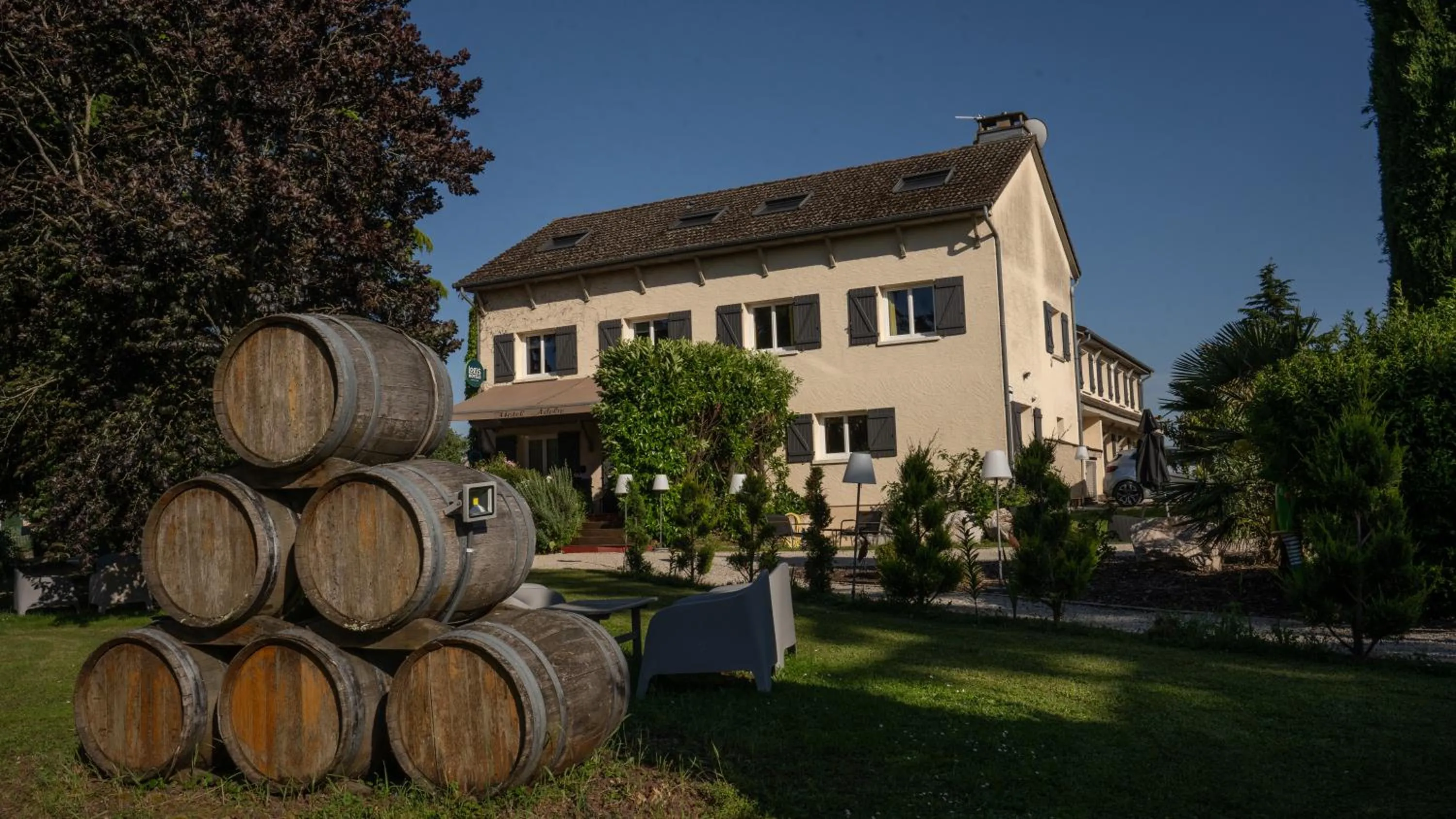 Garden in Hôtel Parc Adélie - Logis Hôtels