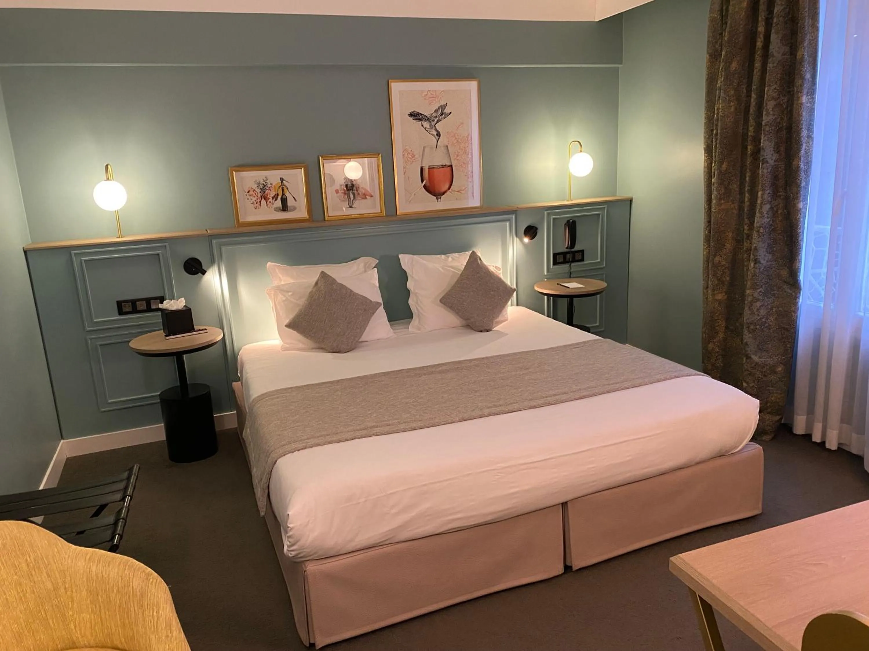 Bed in XO Hotel Paris