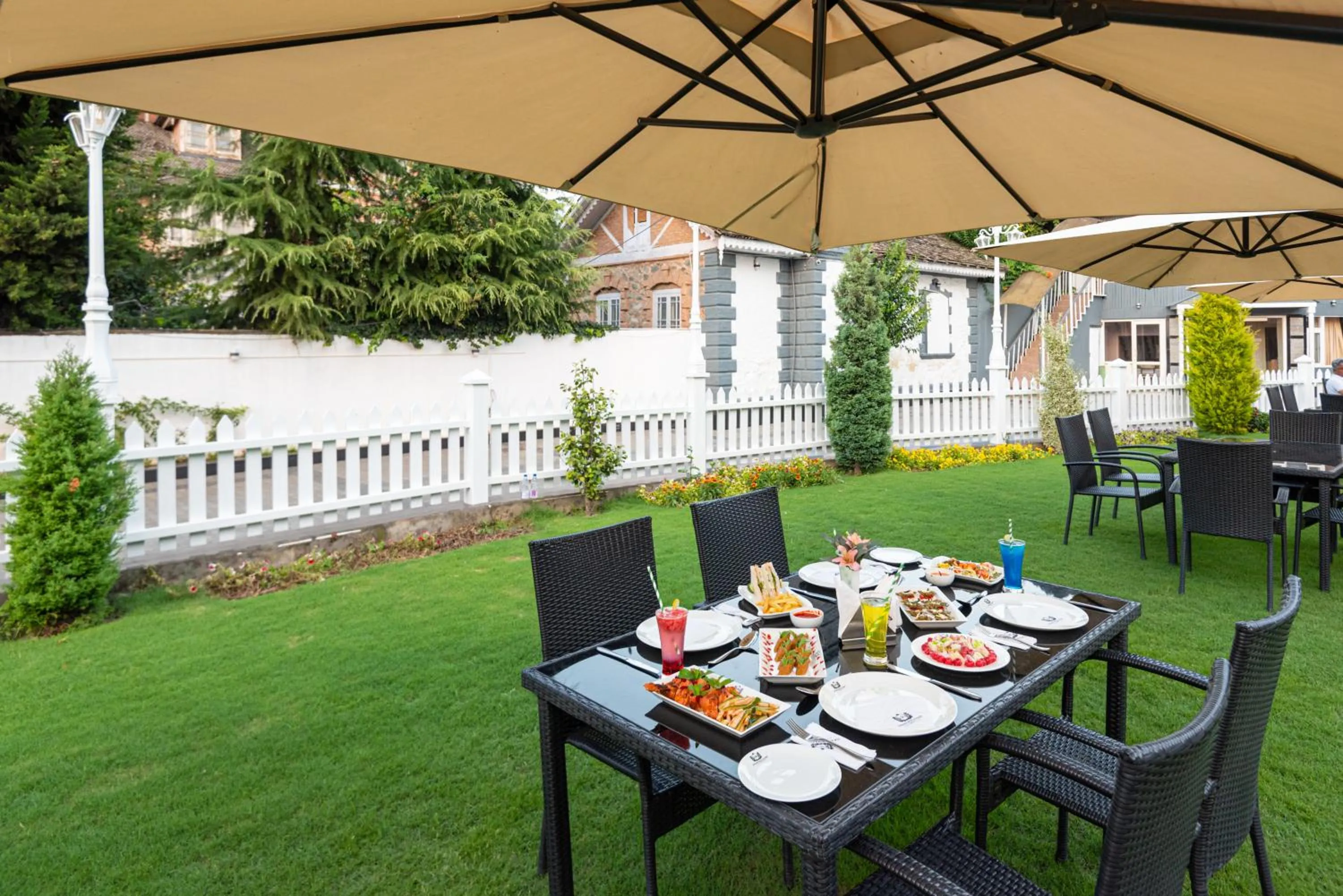 Restaurant/places to eat in Hotel Grand Boulevard