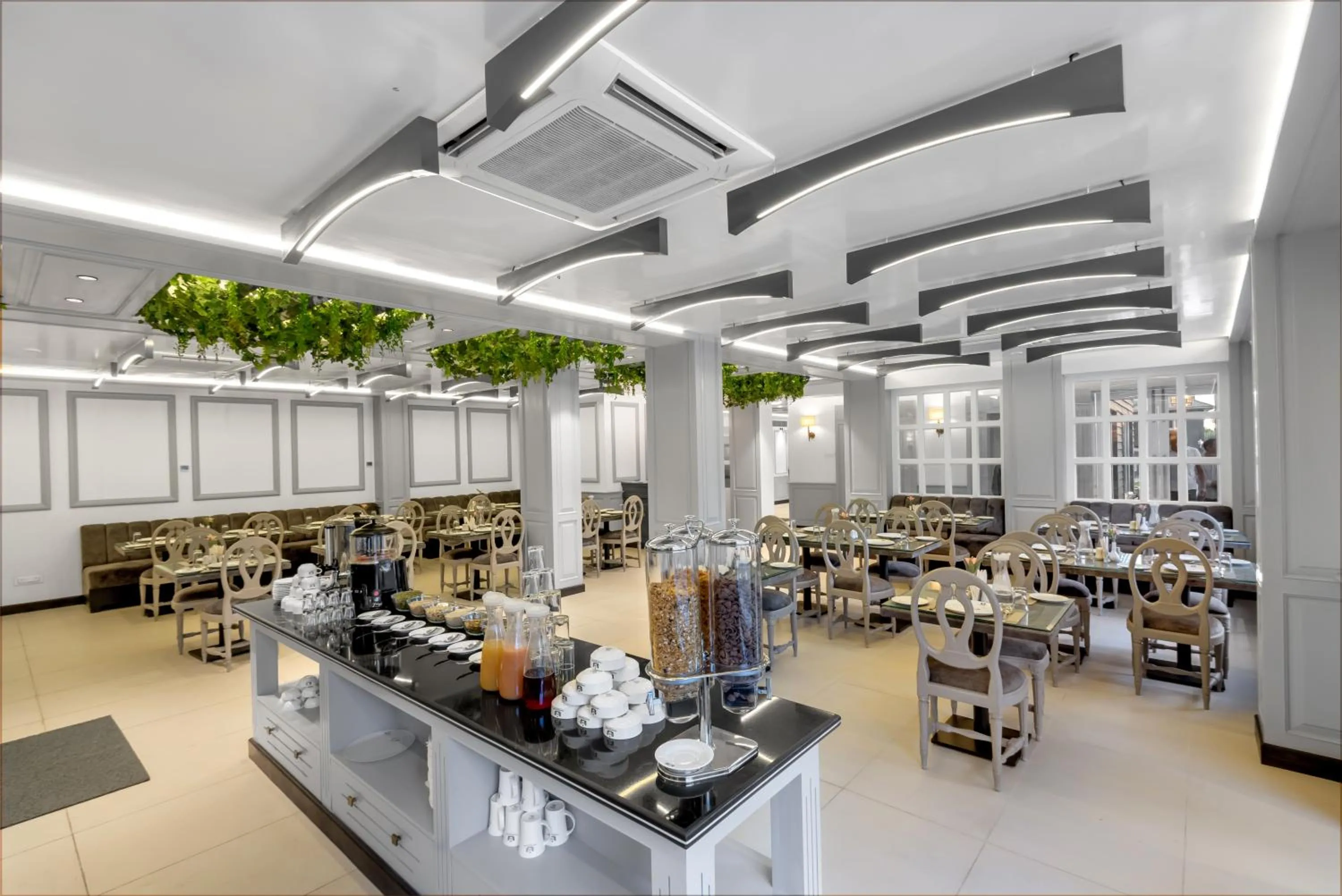 Restaurant/places to eat in Hotel Grand Boulevard