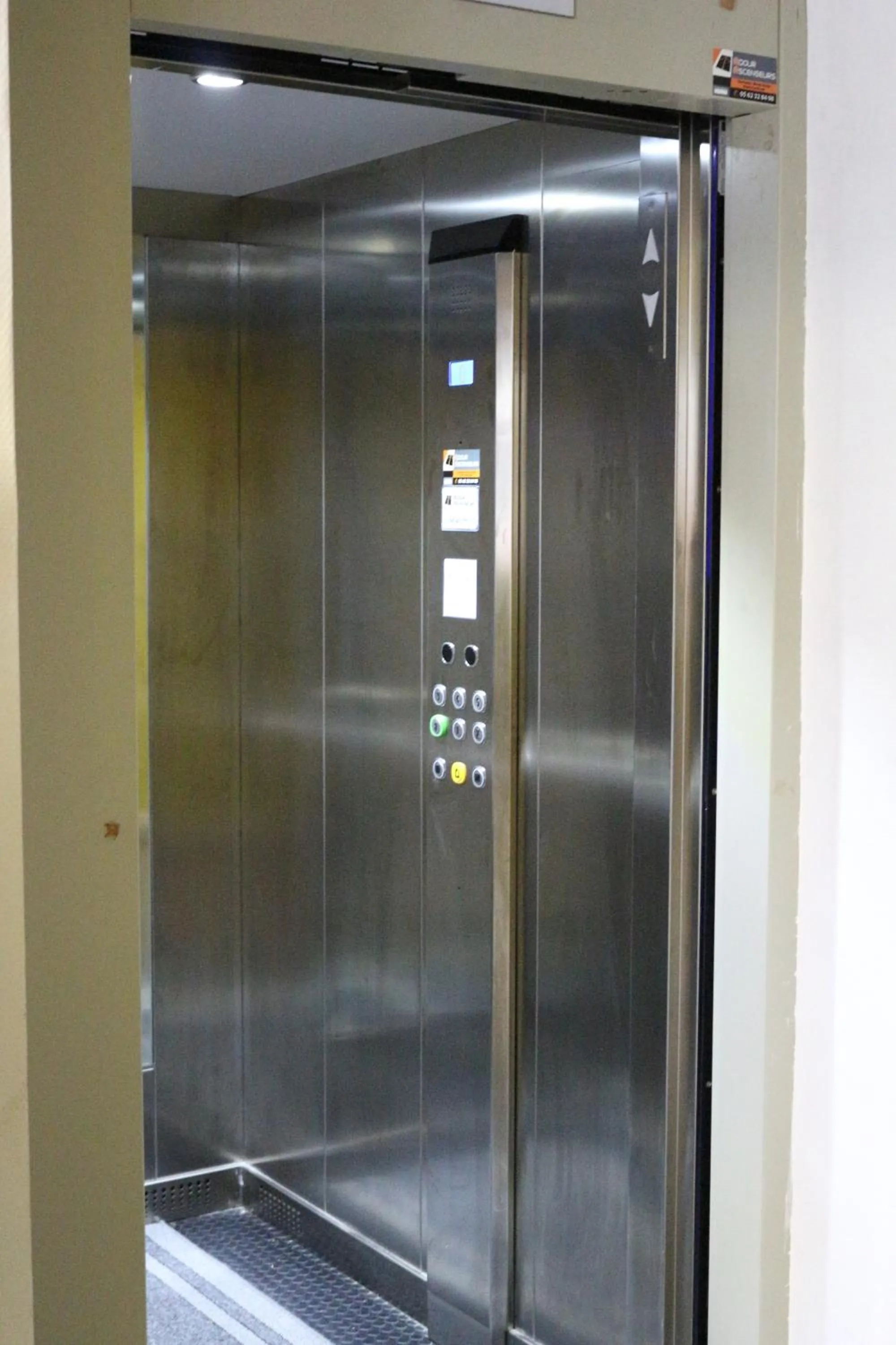 elevator in Hôtel Marquette