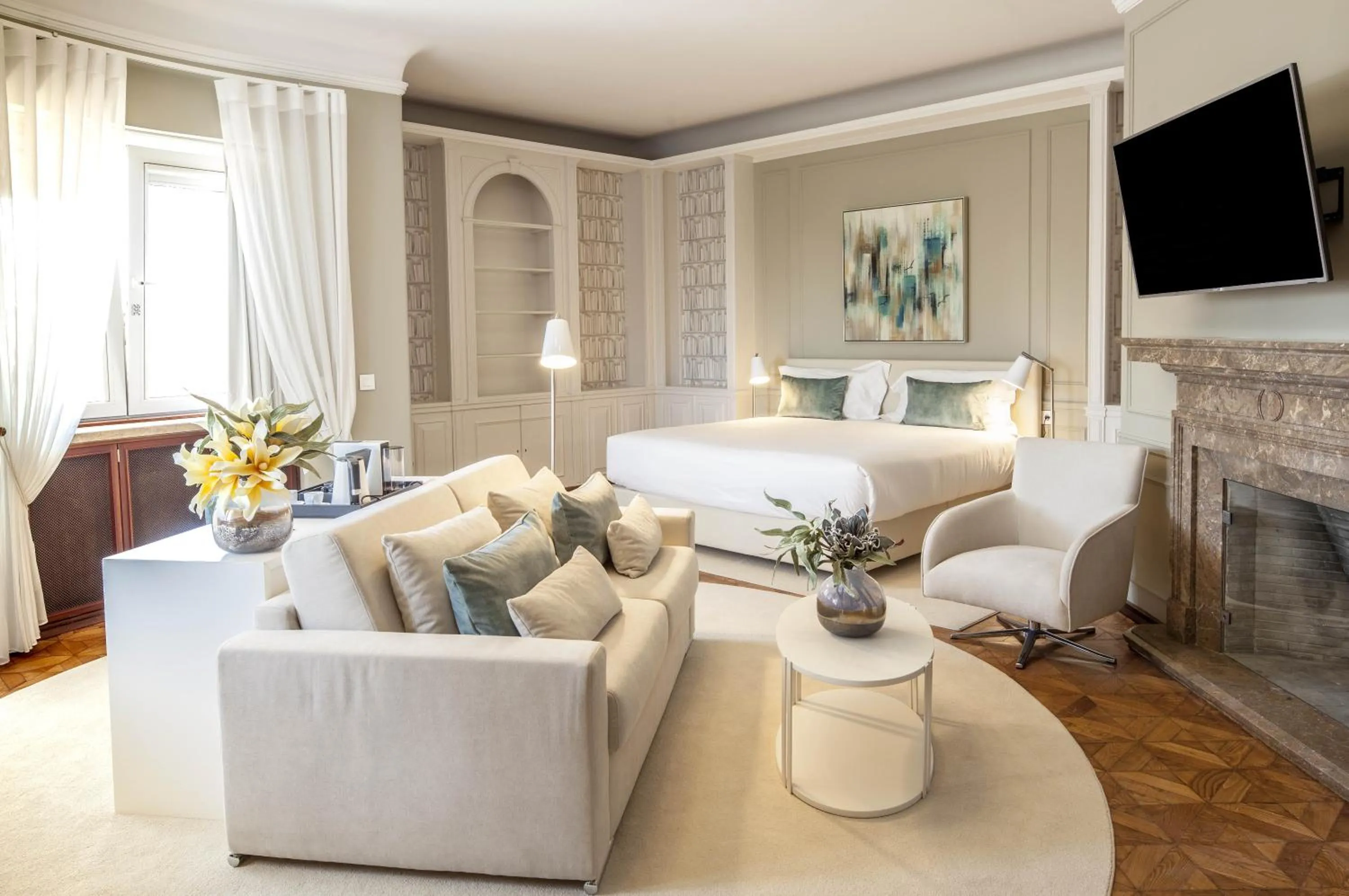 Photo of the whole room, Bed in Luzeiros Suites