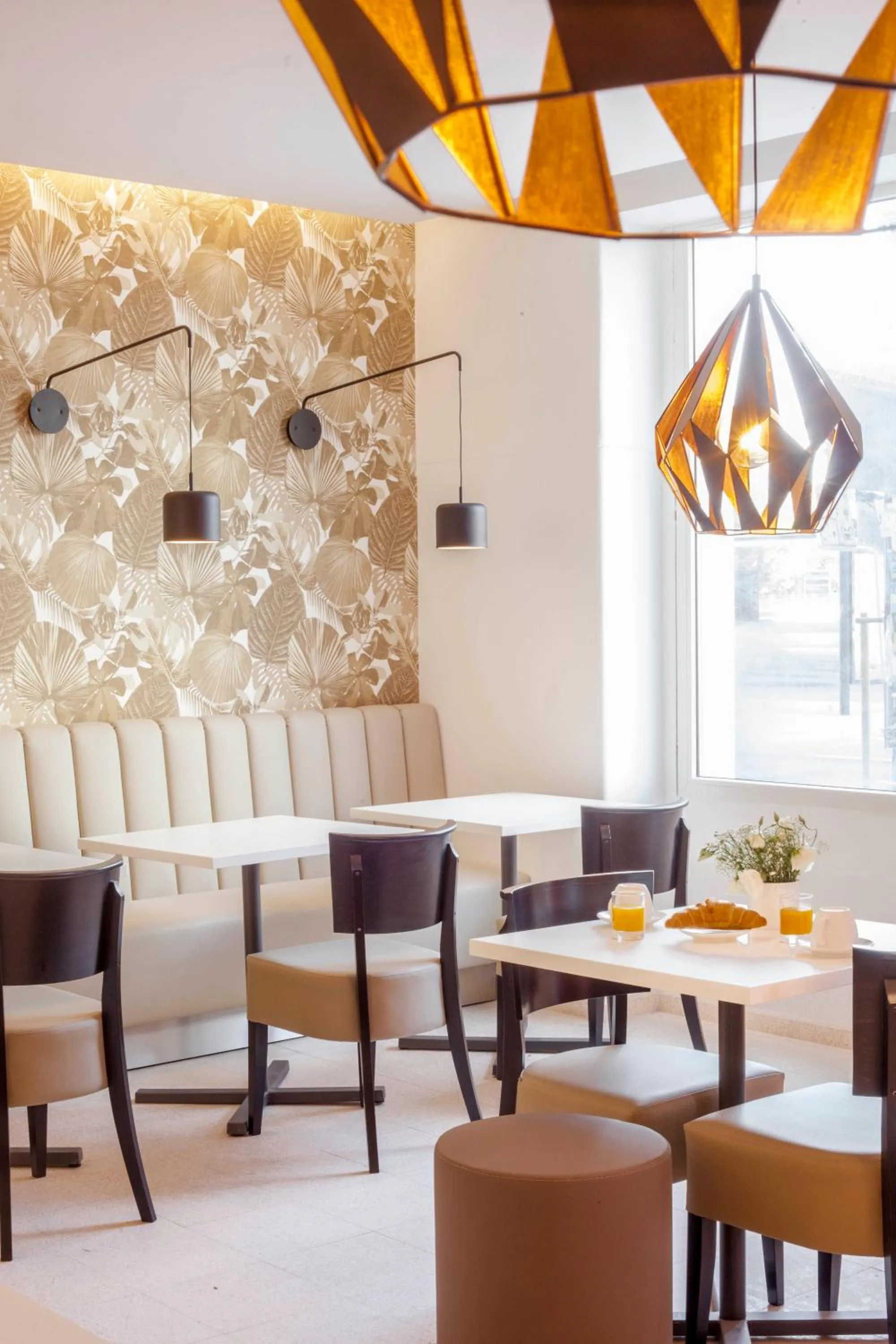 Restaurant/places to eat in Luzeiros Suites