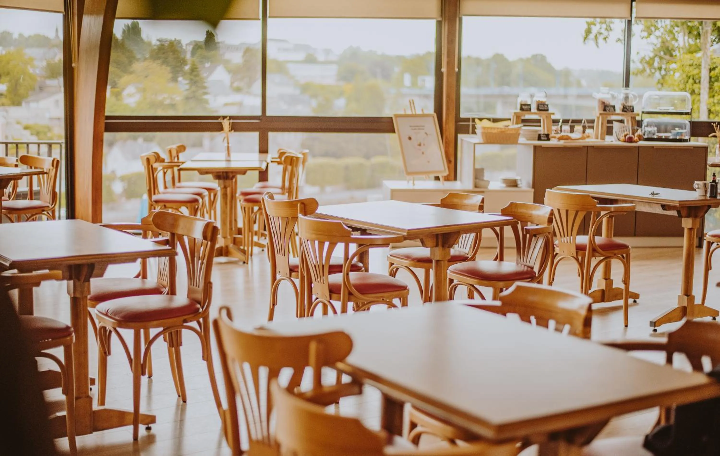 Communal lounge/ TV room in Hôtel La Tour des Anglais