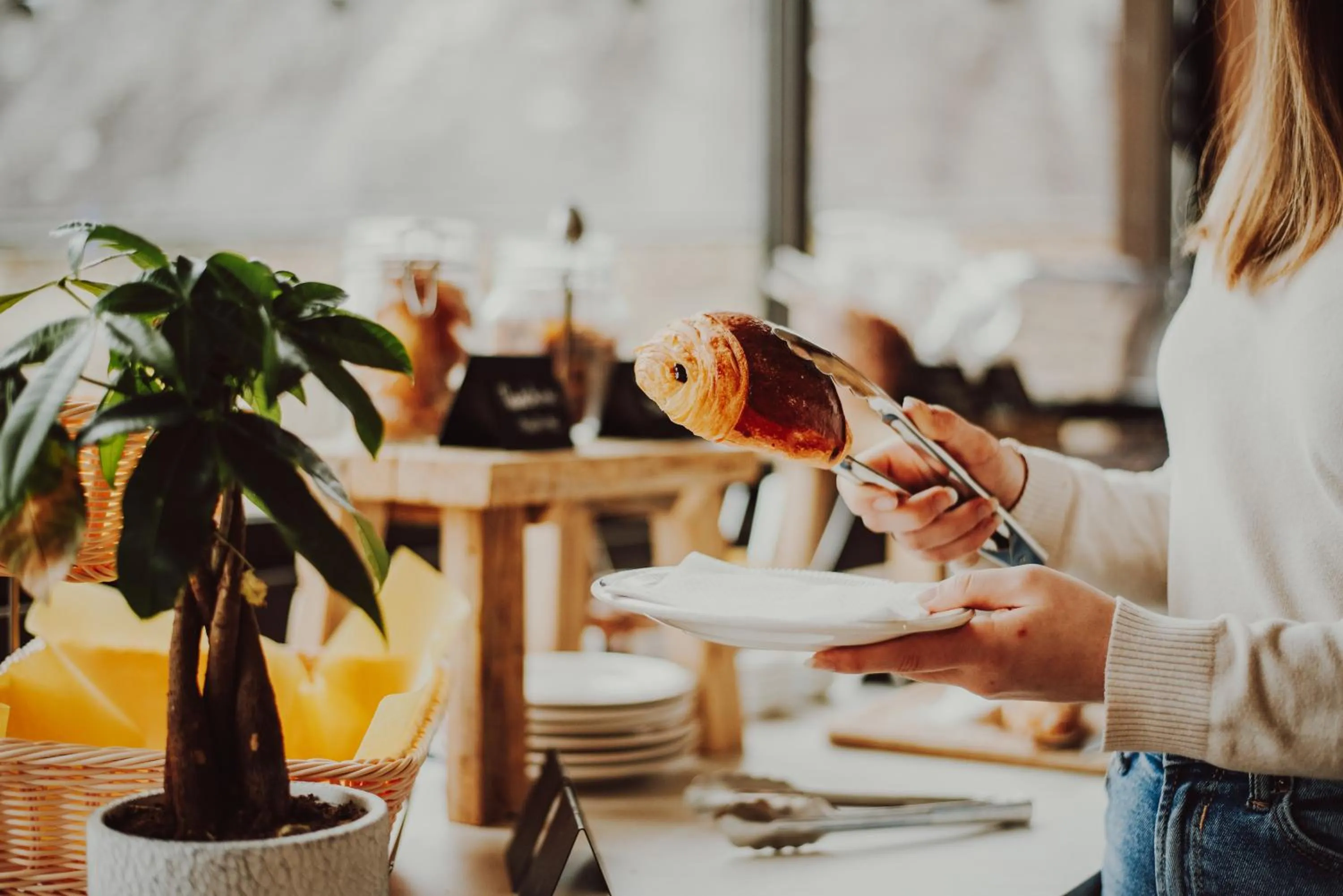 Breakfast in Hôtel La Tour des Anglais