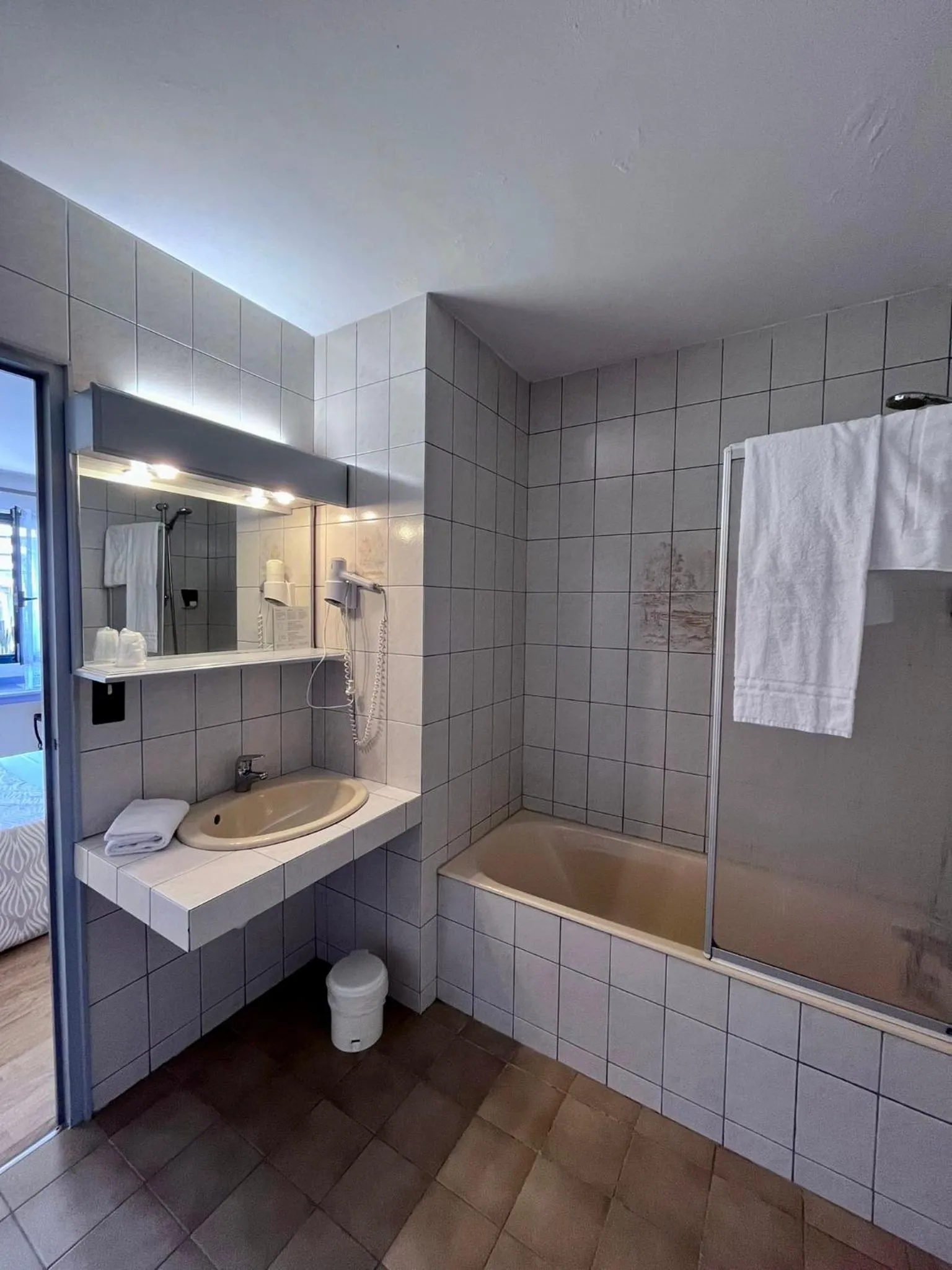 Bathroom in Hôtel La Tour des Anglais