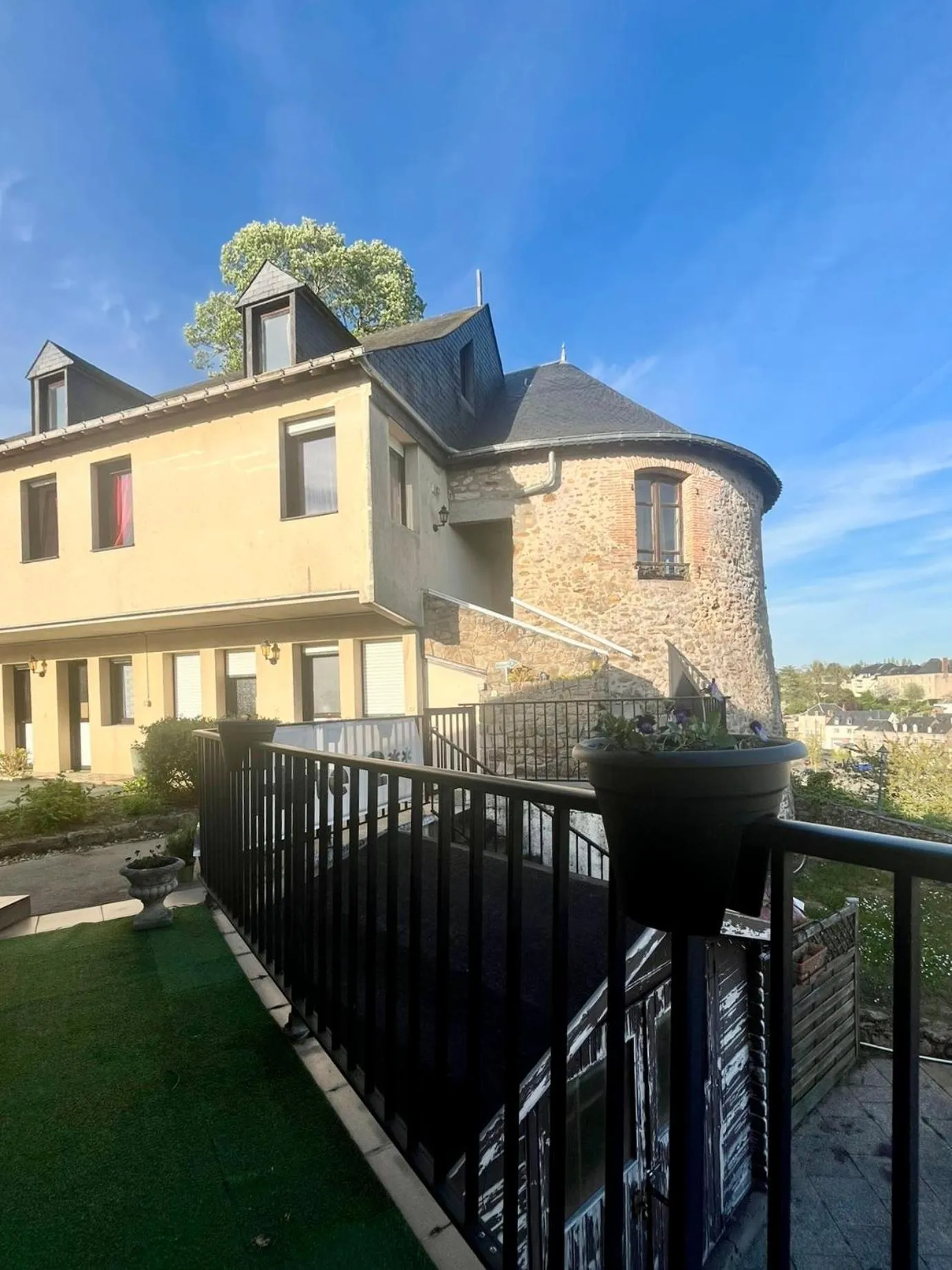 Property building in Hôtel La Tour des Anglais