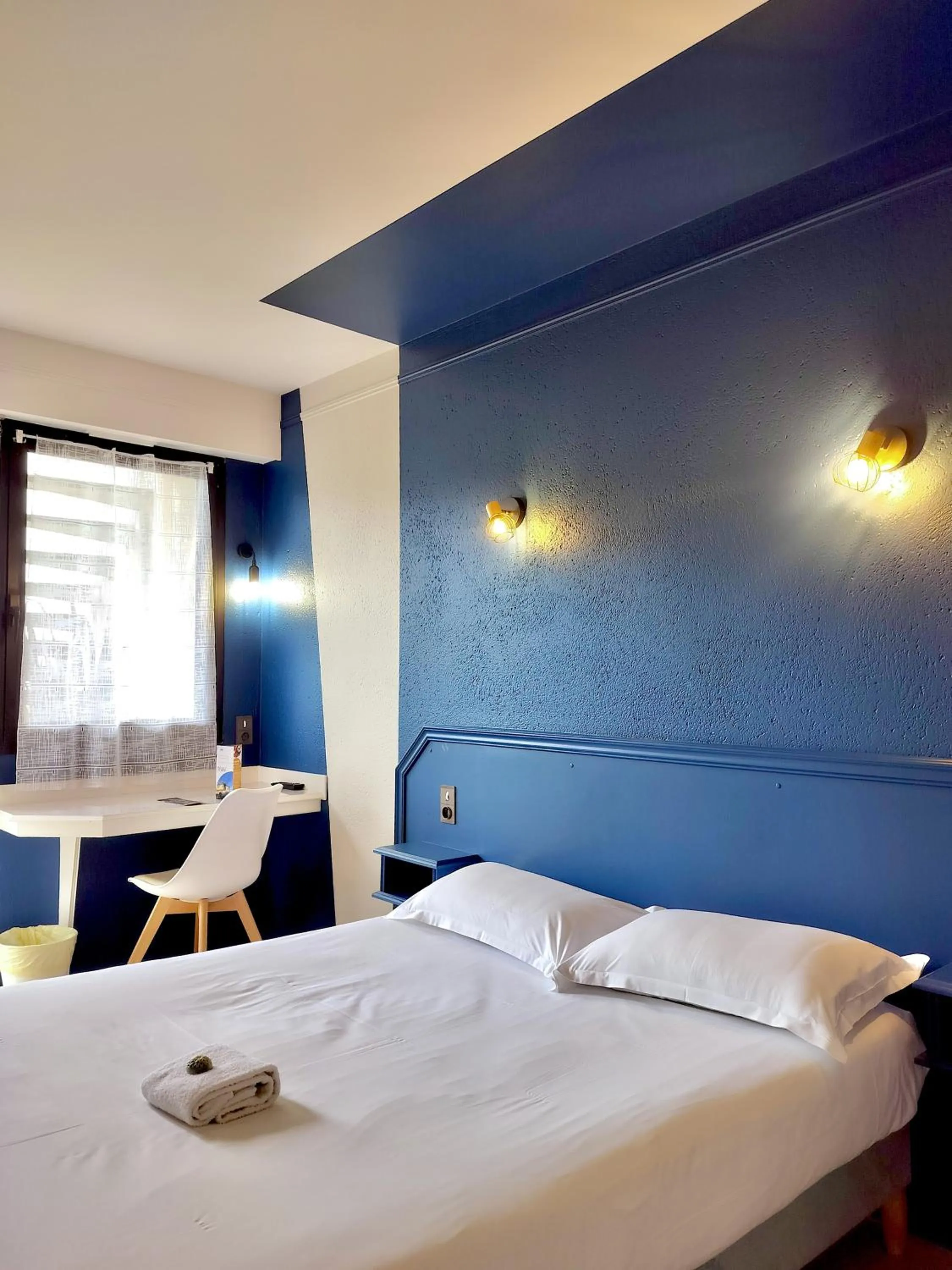 Photo of the whole room, Bed in Hôtel La Tour des Anglais