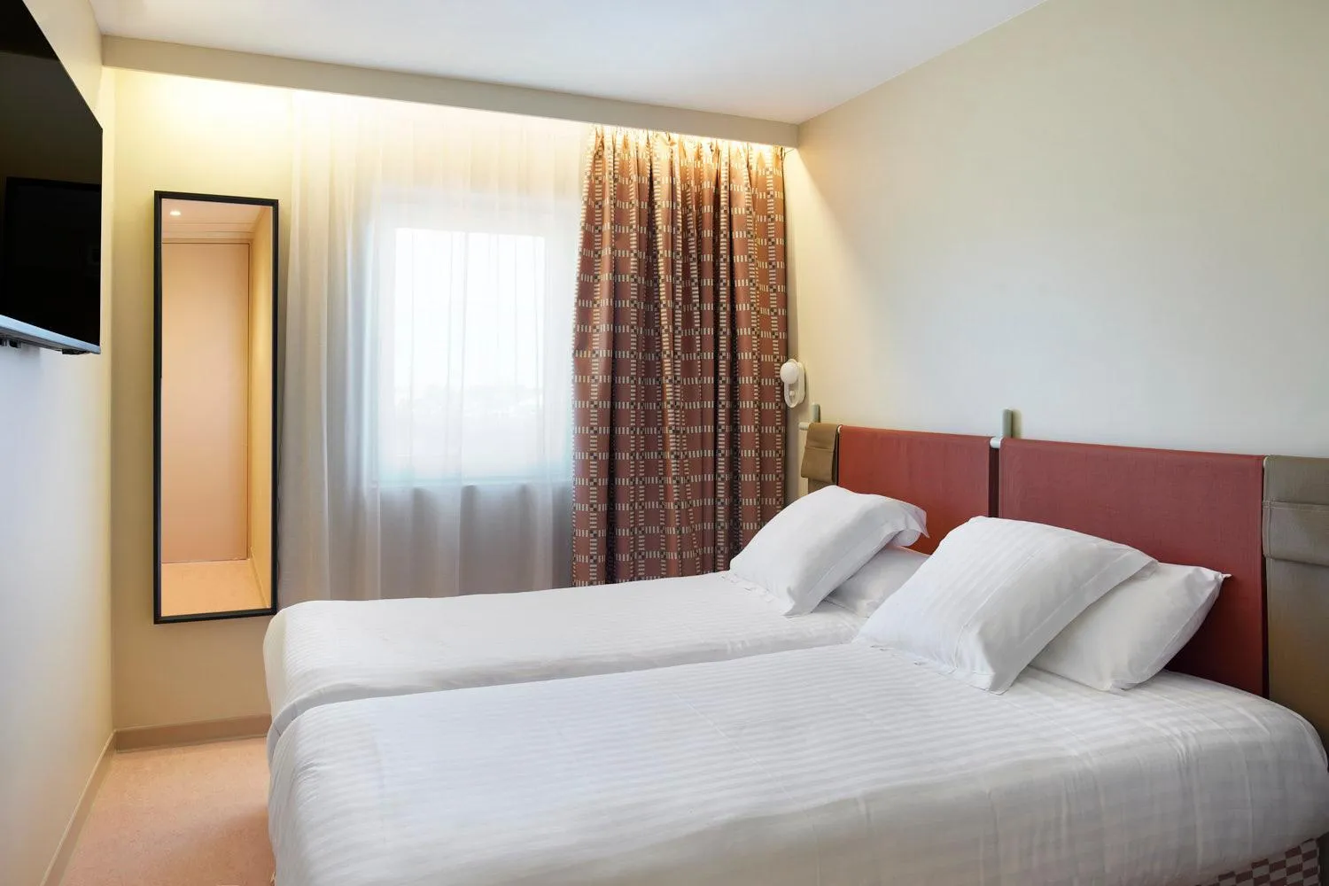 Bedroom, Bed in Hotel des Victoires - Restaurant