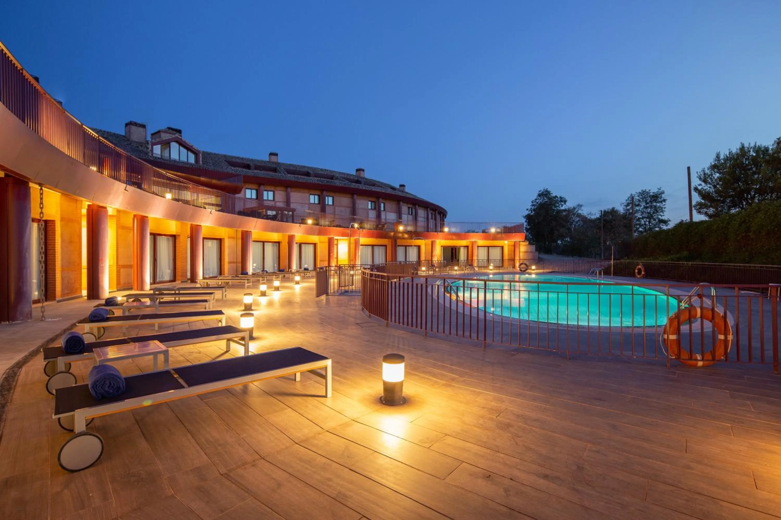 Swimming pool in Exe Layos Golf