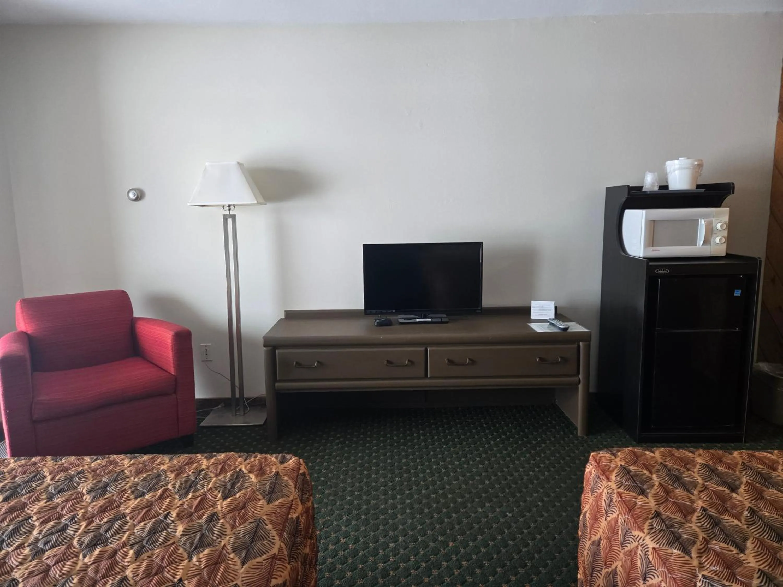 Communal lounge/ TV room in Timber Inn