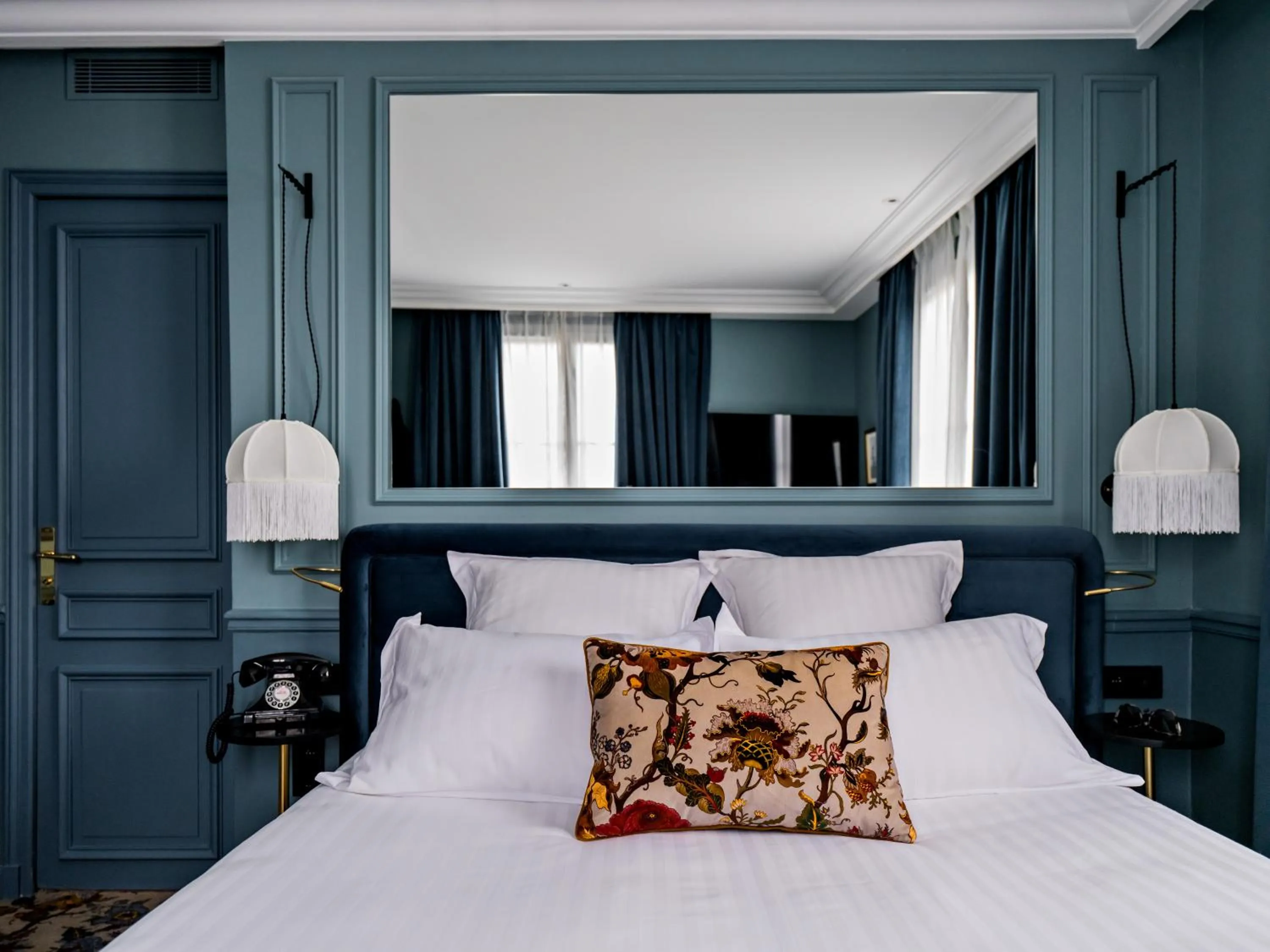 Bed in Hotel Duquesne Eiffel