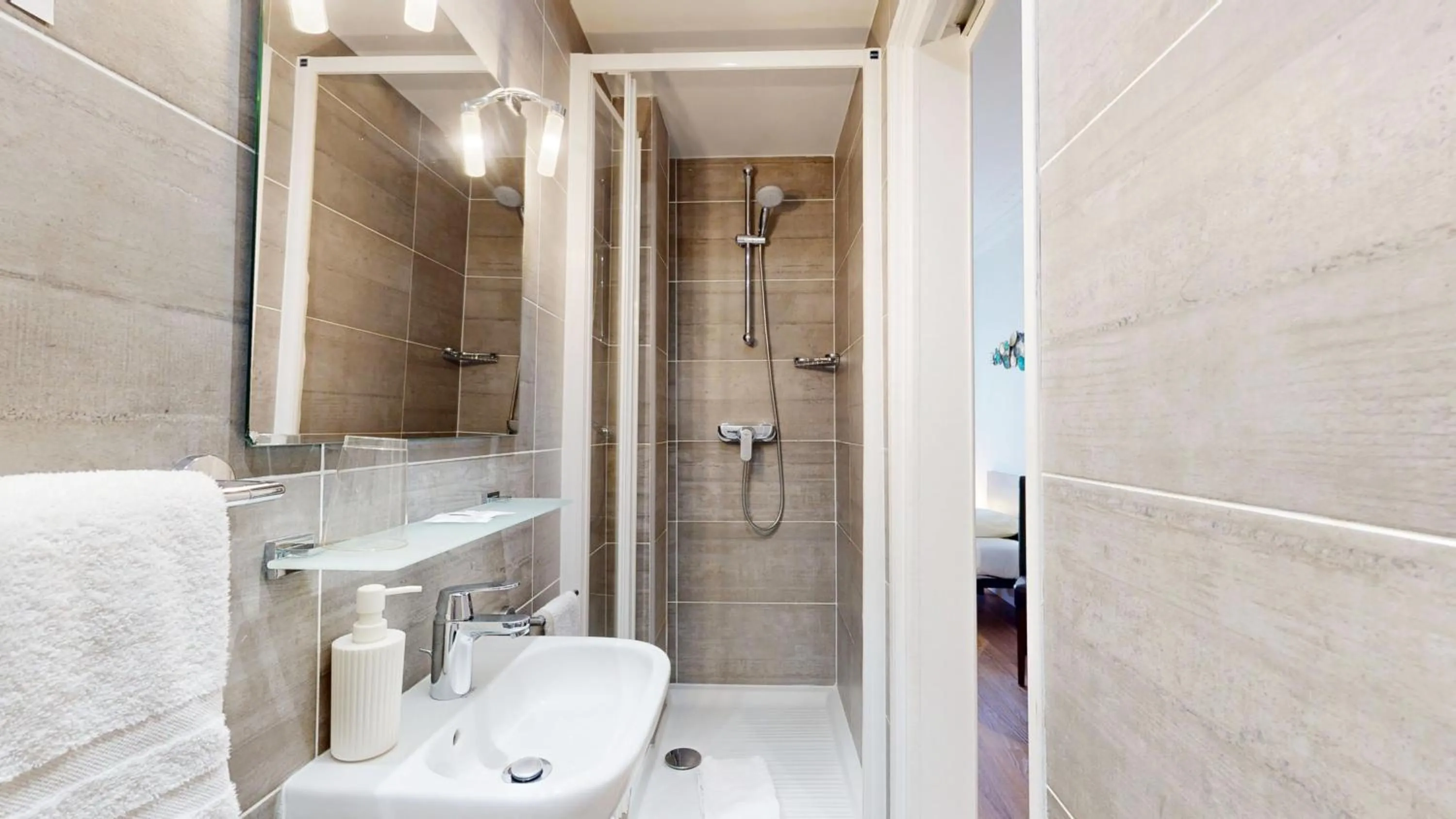 Shower in Hotel Solara