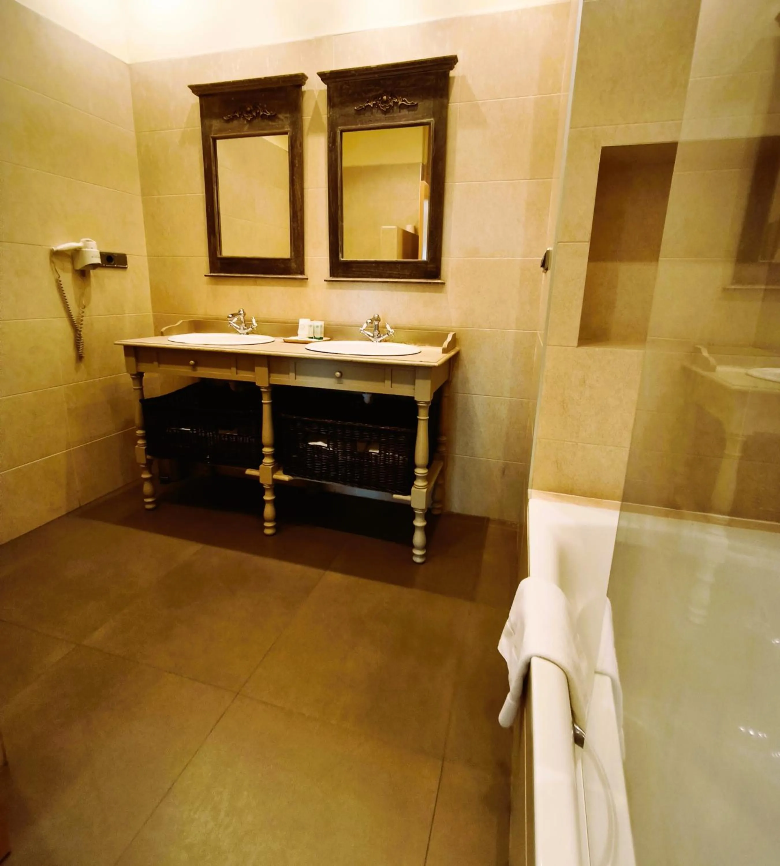 Bathroom in Hotel VillaMarcilla