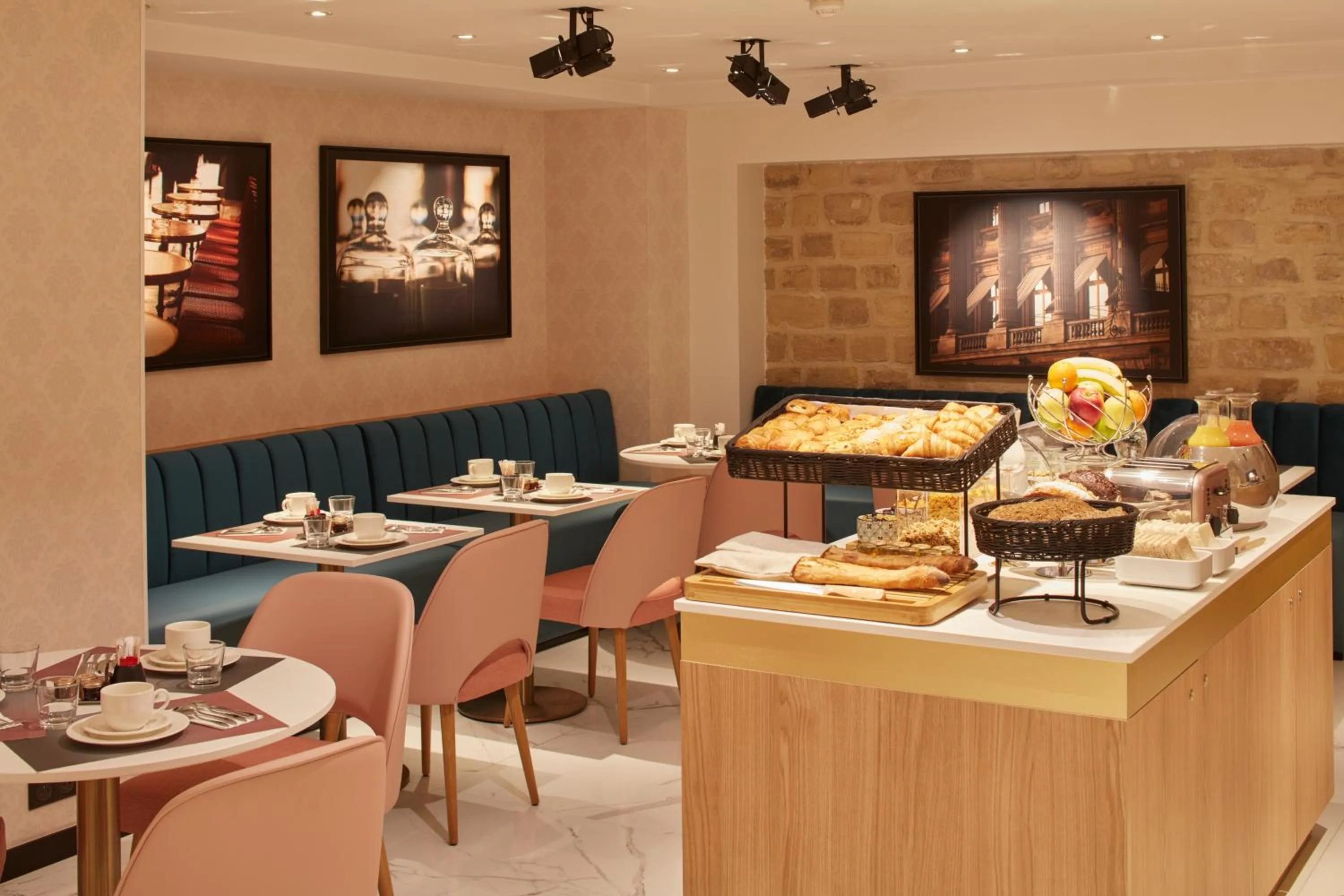 Breakfast in Hotel Atmospheres