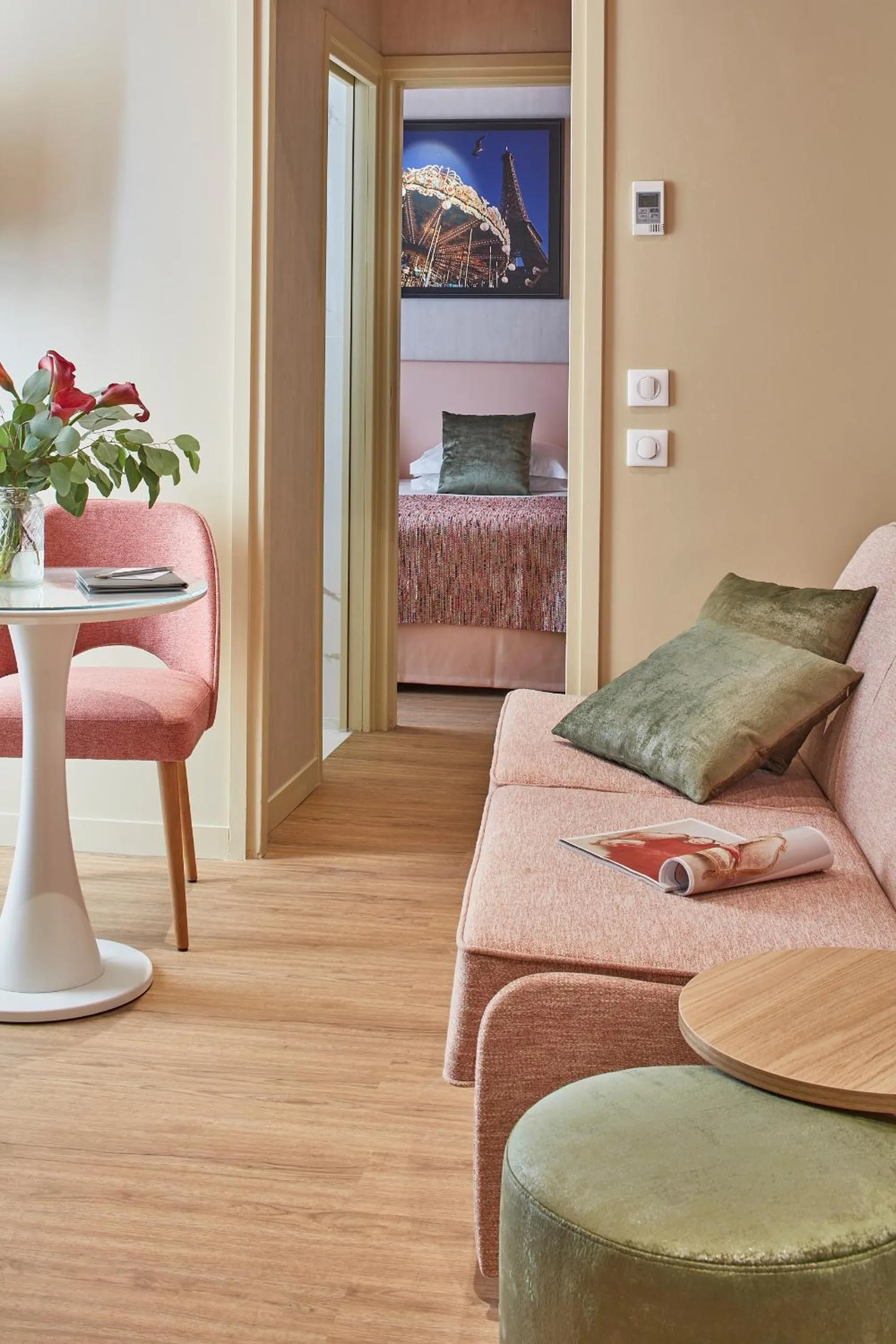 Seating area, Bed in Hotel Atmospheres