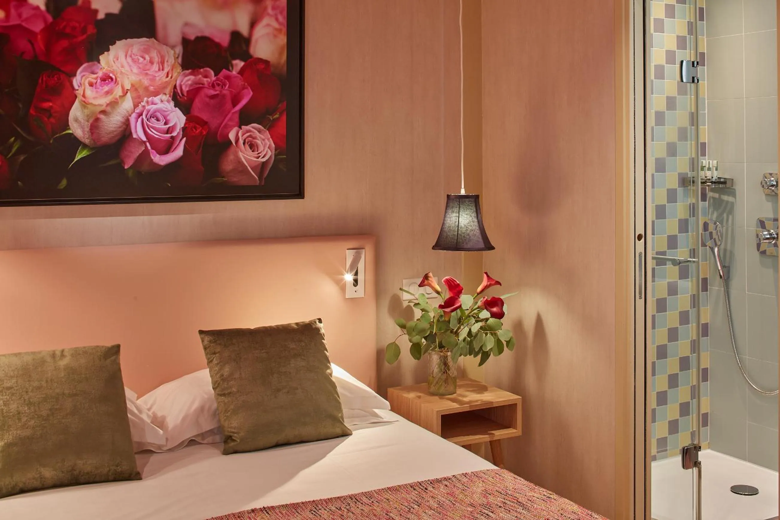 Photo of the whole room, Bed in Hotel Atmospheres