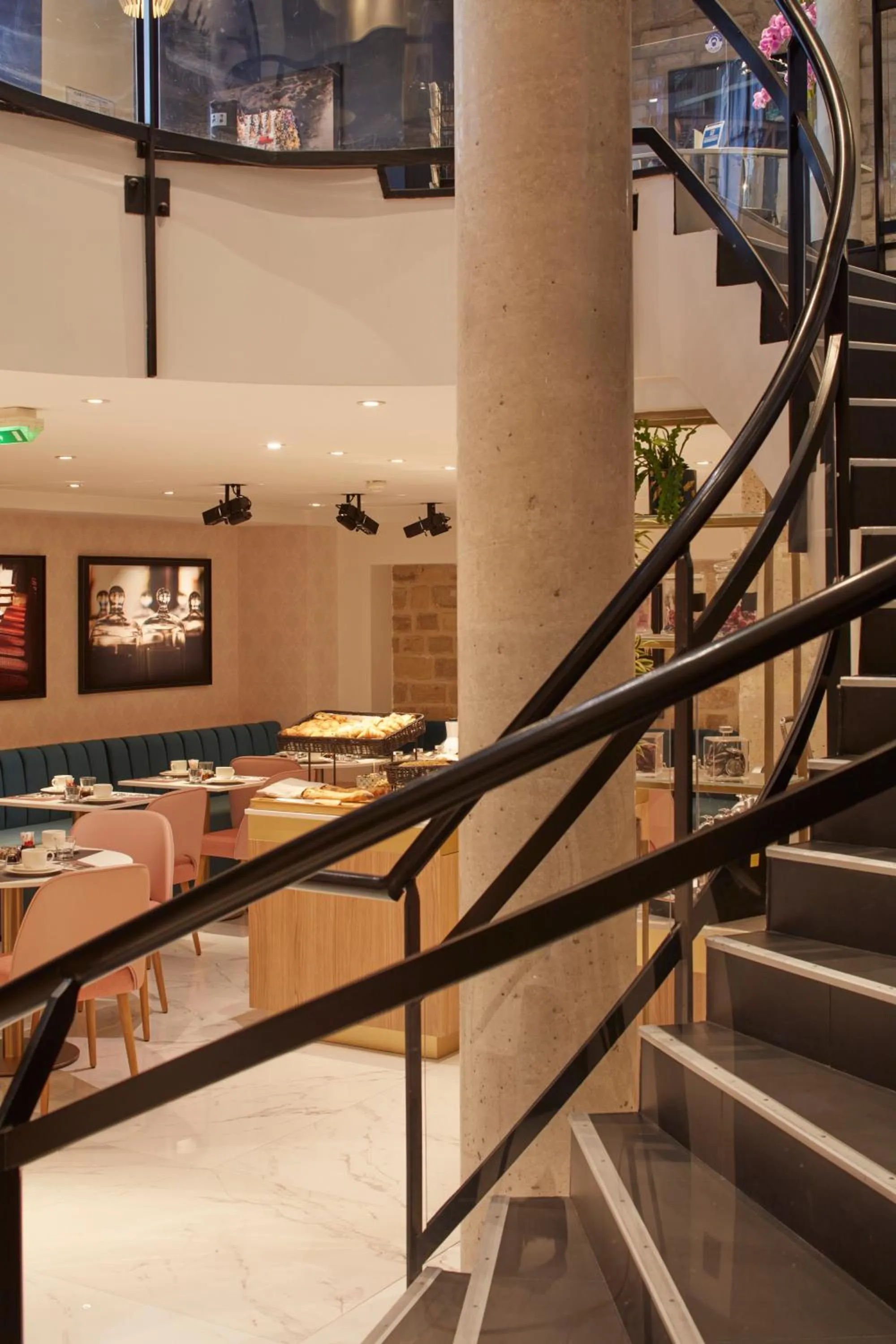 Breakfast in Hotel Atmospheres