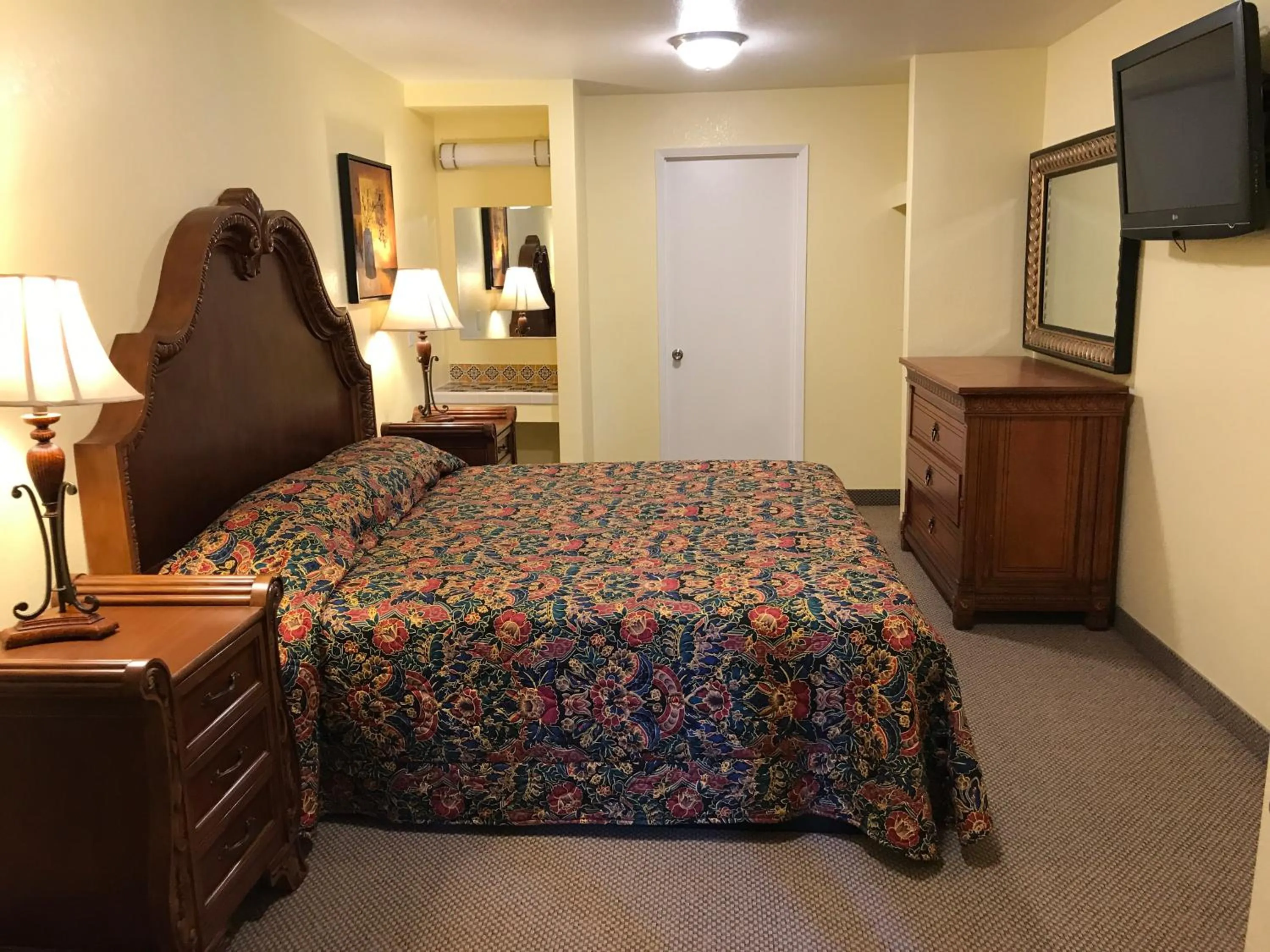 Photo of the whole room, Bed in Hacienda Motel